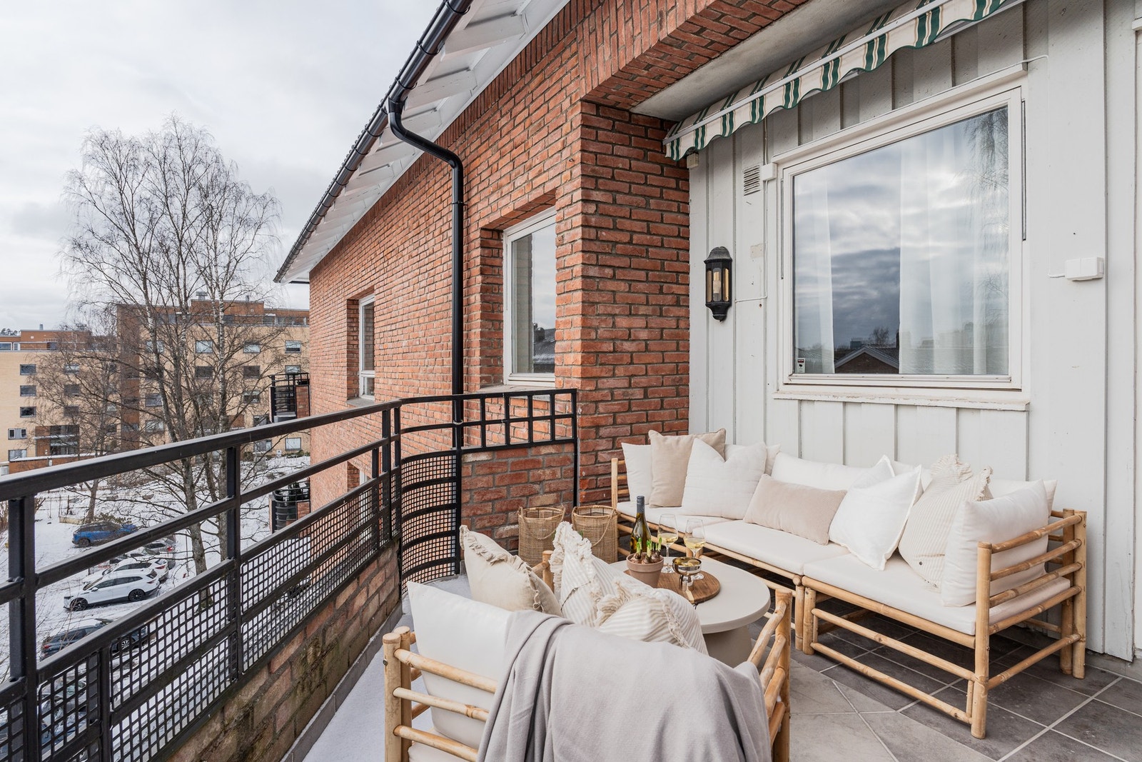 Balkongen fungerer som en naturlig og attraktiv forlengelse av oppholdsrommet, og gir et ekstra uterom store deler av året. Galleribilde