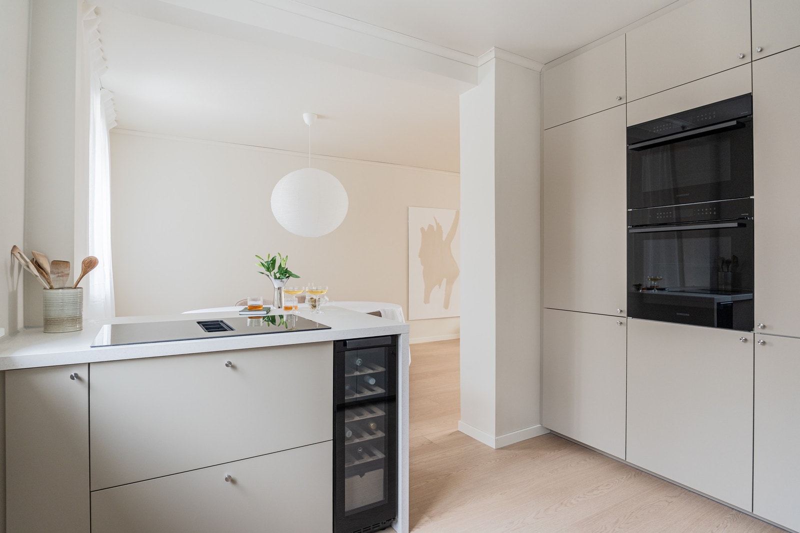 Den åpne løsningen gjør det enkelt å underholde gjester samtidig som maten tilberedes. Galleribilde