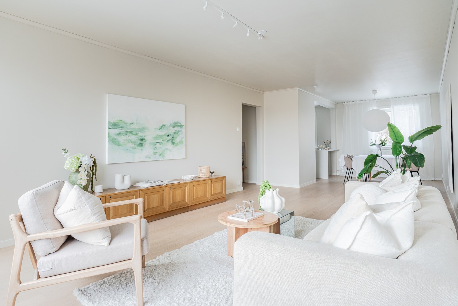 Beliggenheten i byggets øverste etasje gir en ekstra luftig romfølelse, gode lysforhold og et åpent preg. Galleribilde