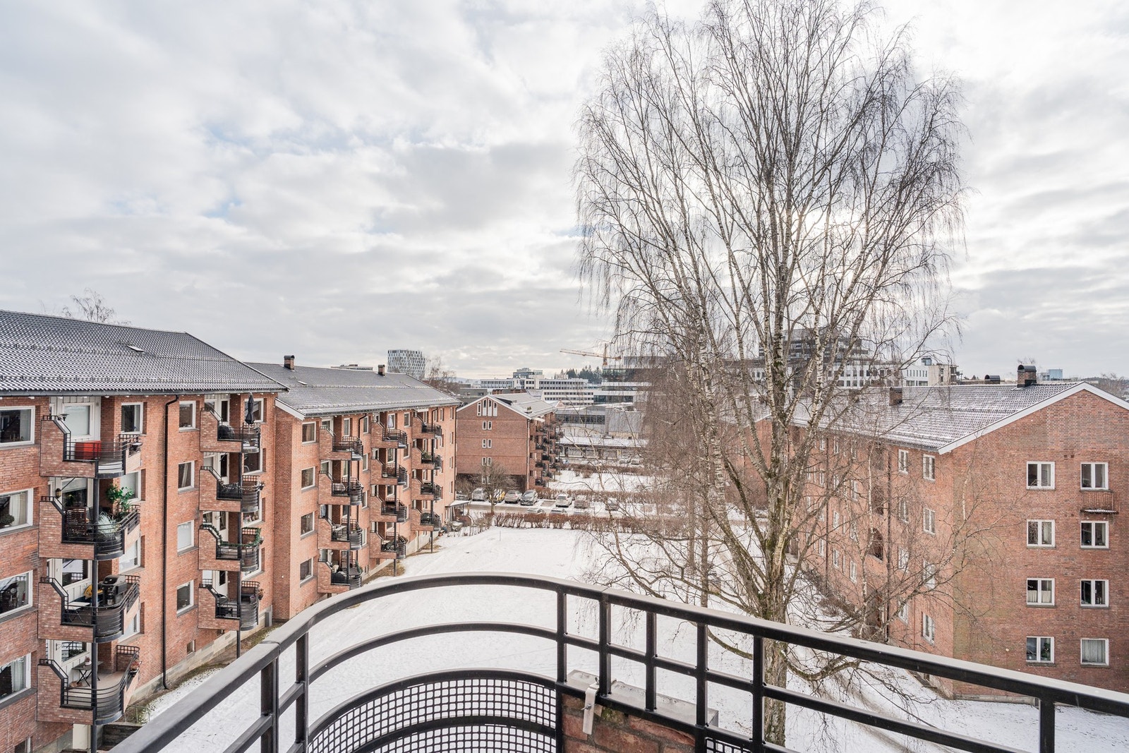Her kan du nyte idyllisk utsyn mot sameiets særdels flotte og velholdte fellesarealer. Galleribilde