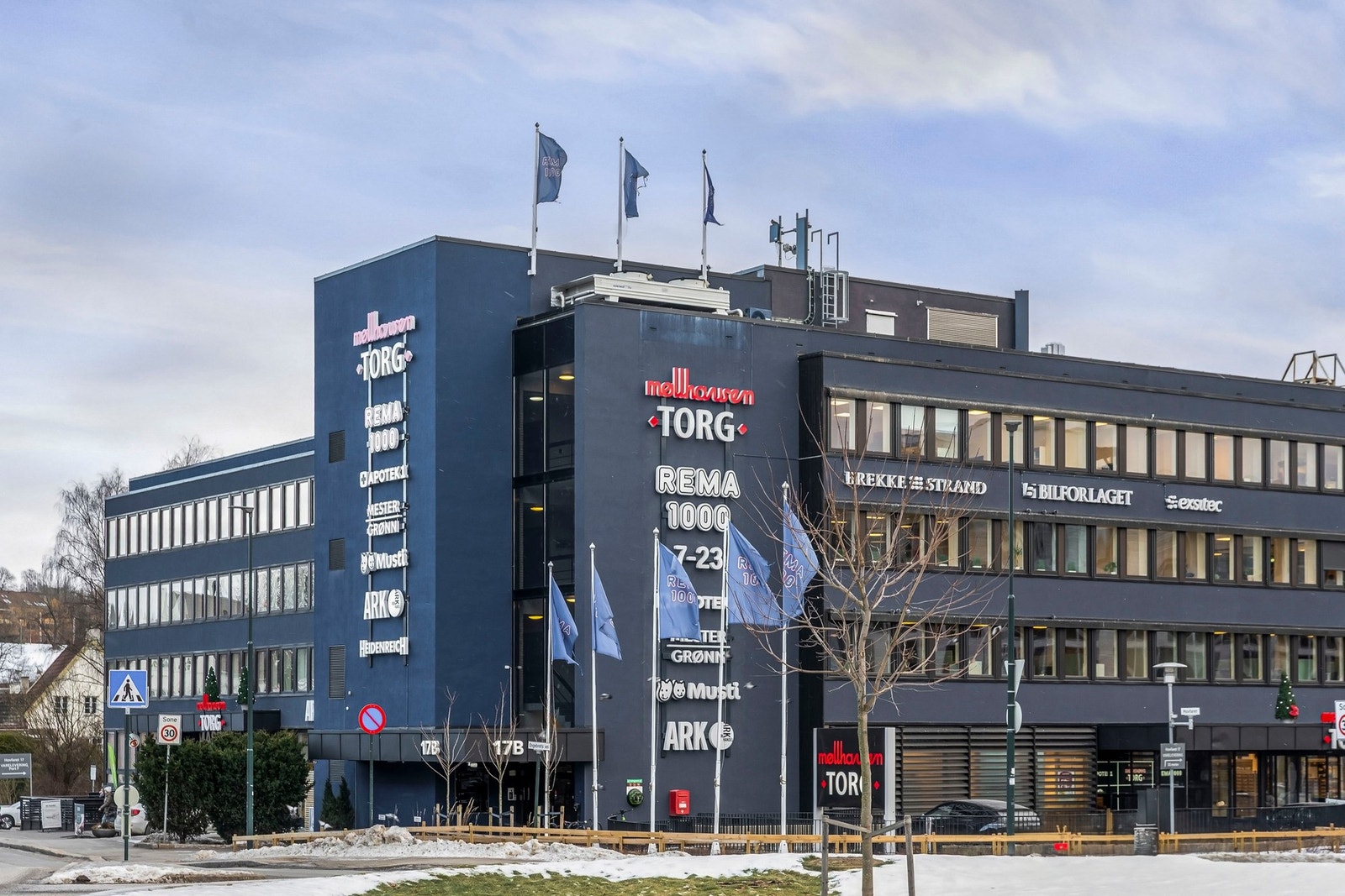 Møllhausen torg befinner seg ca. 200m fra leiligheten. Galleribilde