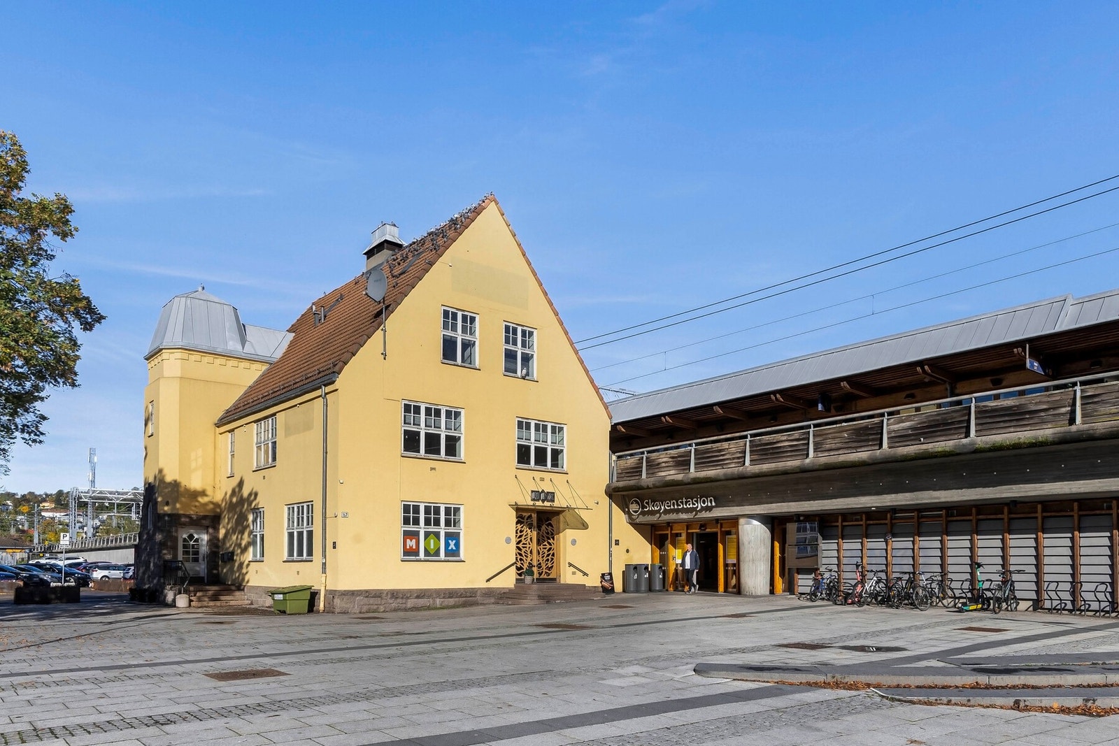 Skøyen er et viktig kollektivknutepunkt i Oslo, flere lokaltog og busslinjer stopper her med høy frekvens. Flytoget tar deg eksempelvis fra Skøyen til Gardermoen på 32 minutter. Galleribilde