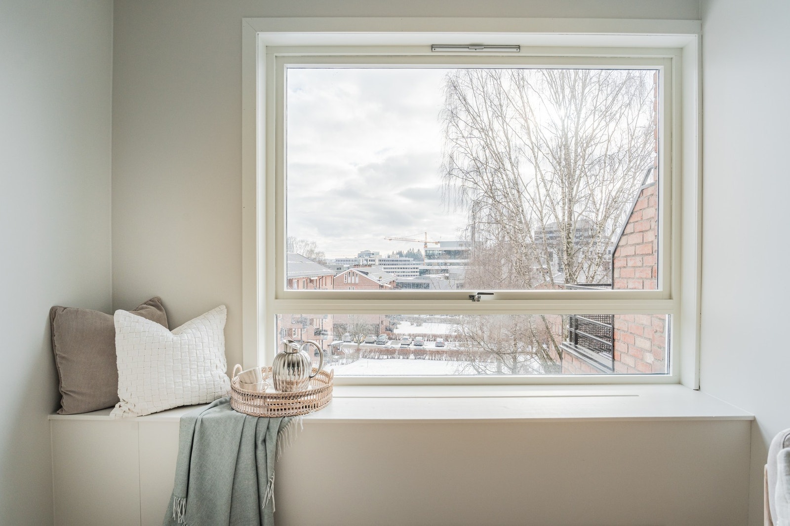 Store vindusflater byr på rikelig med naturlig lys. Galleribilde