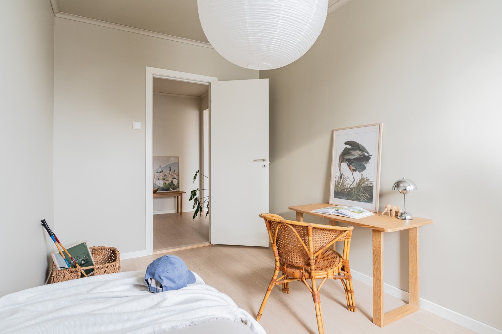 Det er god plass til seng, garderobe og skrivepult. Galleribilde