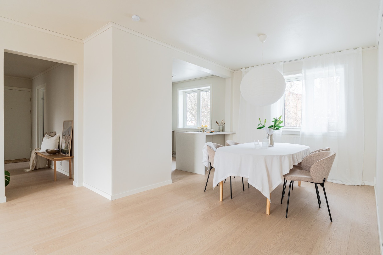 et lyse gulvet reflekterer dagslyset og understreker den åpne og luftige karakteren. Galleribilde