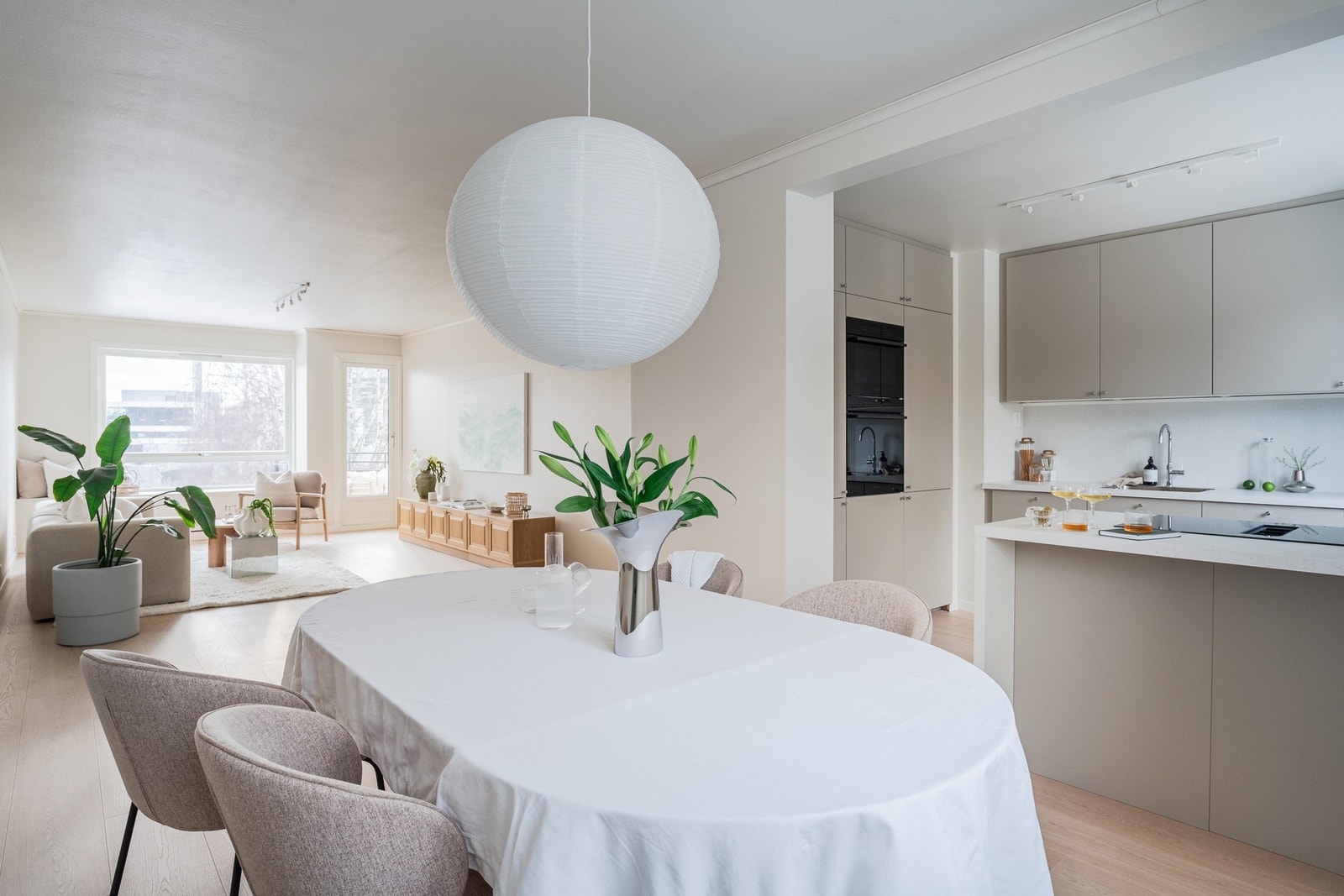 Stue og kjøkken sammen skaper et innbydende allrom for store og små. Galleribilde