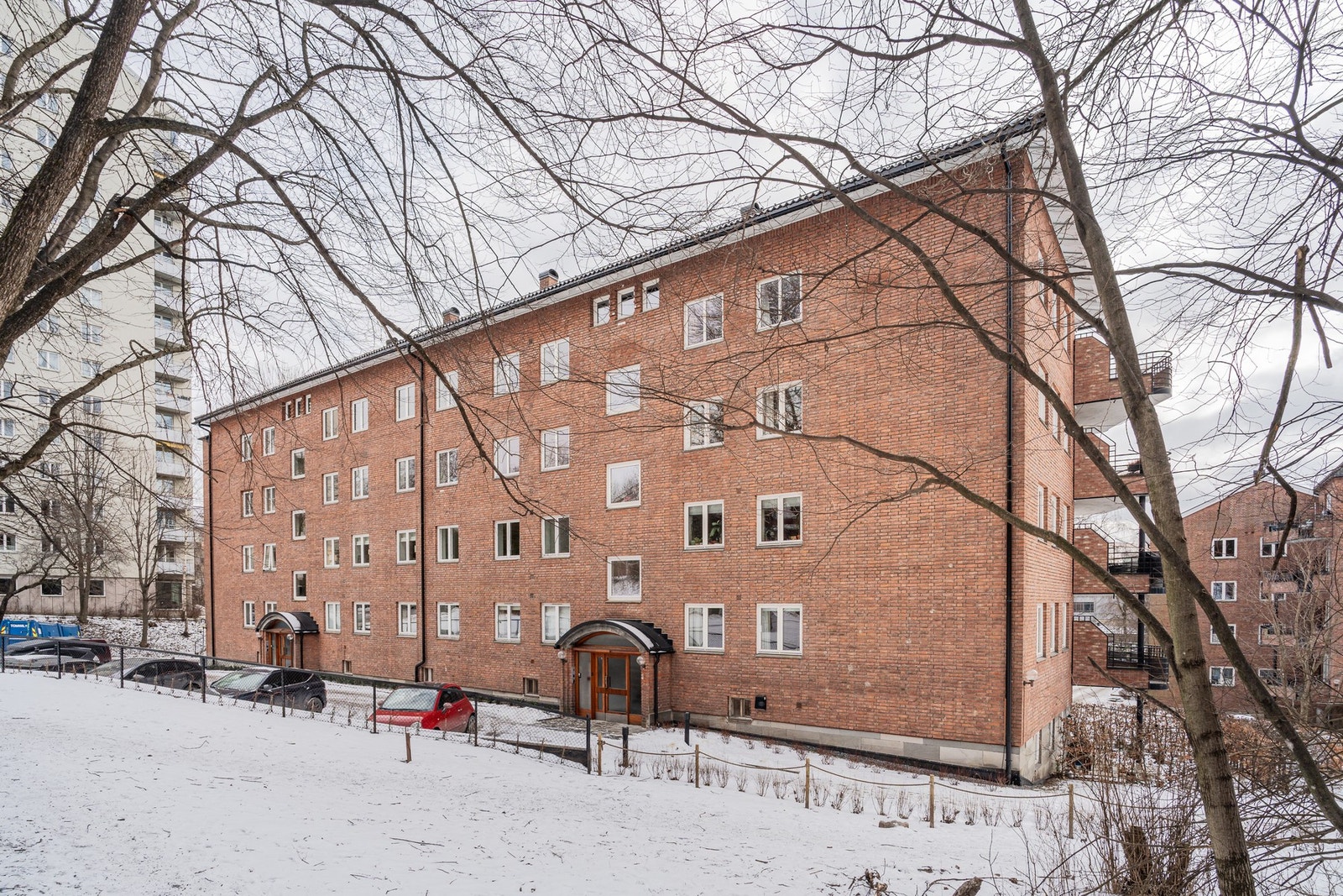 Hyggelig fasade. Alle beboere i sameiet har 1 digital parkeringstillatelse. Sameiet har også tilrettelagt for 12 felles ladeuttak for lading av elbil. Galleribilde