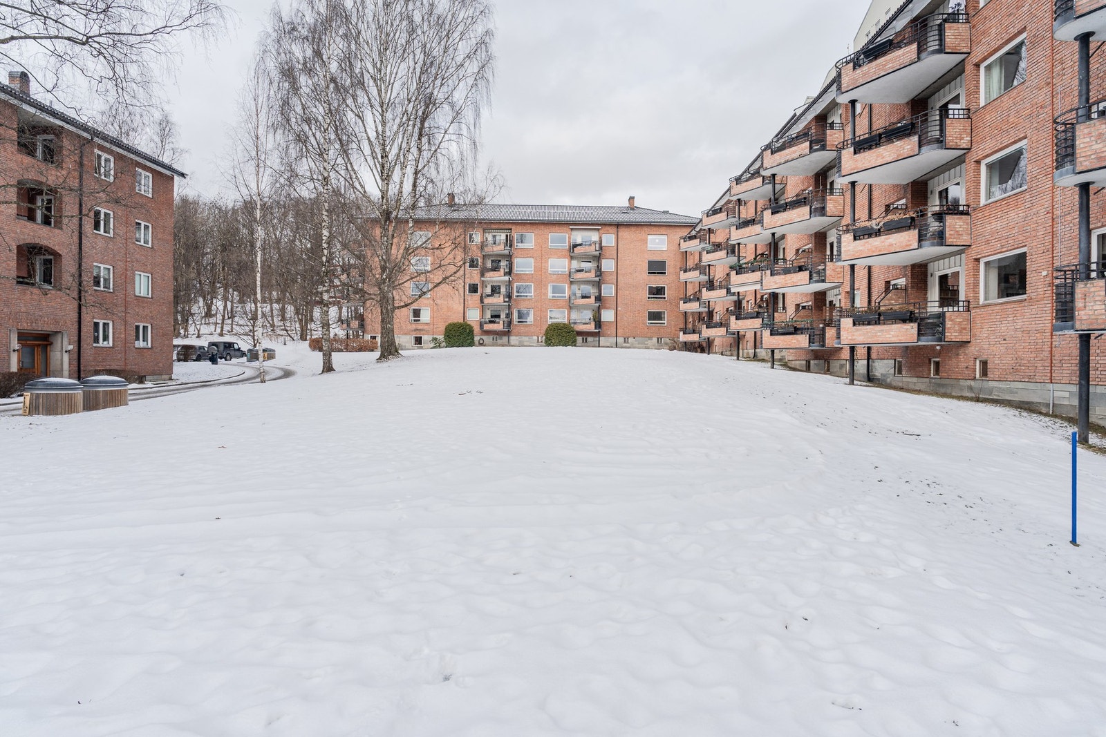 Sameiet disponerer romslige og velstelte uteområder med store gressplener som egner seg perfekt til lek, piknik og sosiale sammenkomster på sommerstid. Galleribilde