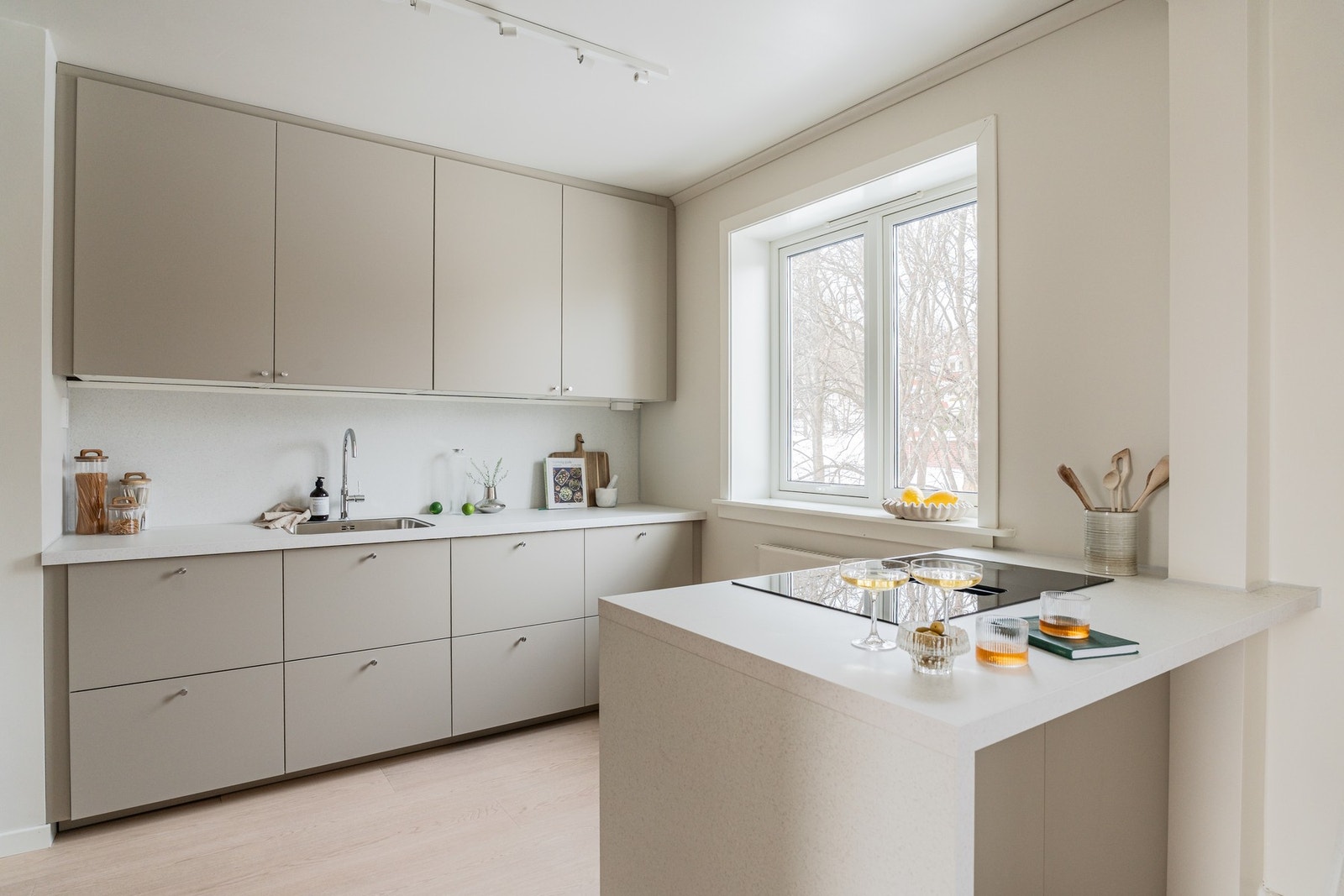 Pen og moderne kjøkkenløsning med innredning fra 2026 og glatte, stilrene fronter. Galleribilde