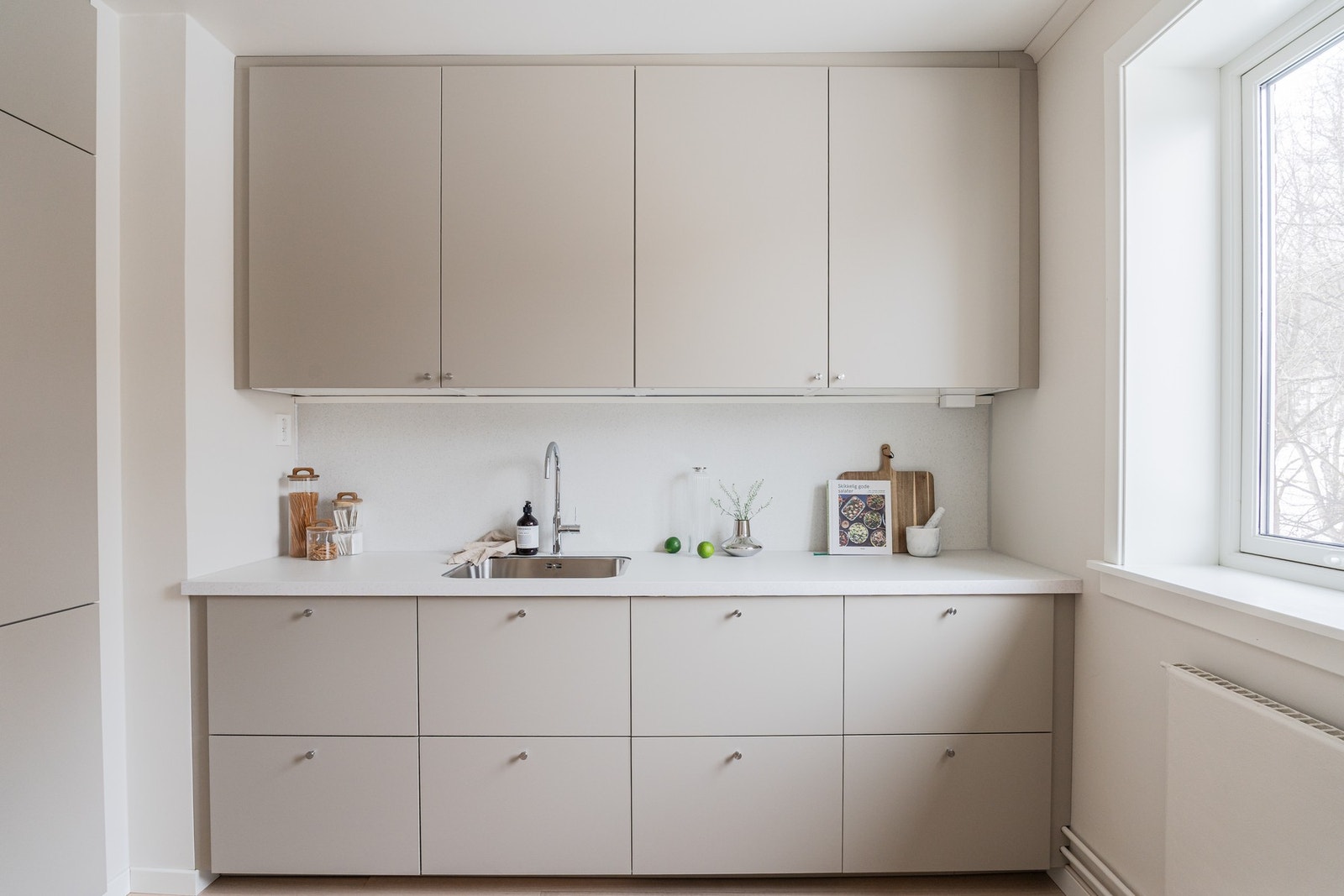 Kjøkkenet fremstår som svært funksjonelt, med god oppbevaring- og arbeidsplass. Galleribilde