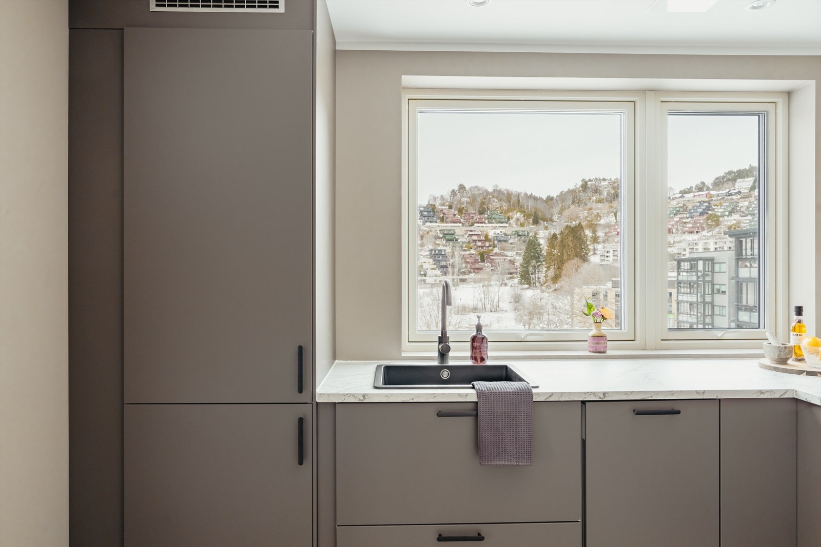 Innredningen fra IKEA har glatte fronter og en slitesterk laminat benkeplate som gir et stilrent uttrykk. Galleribilde