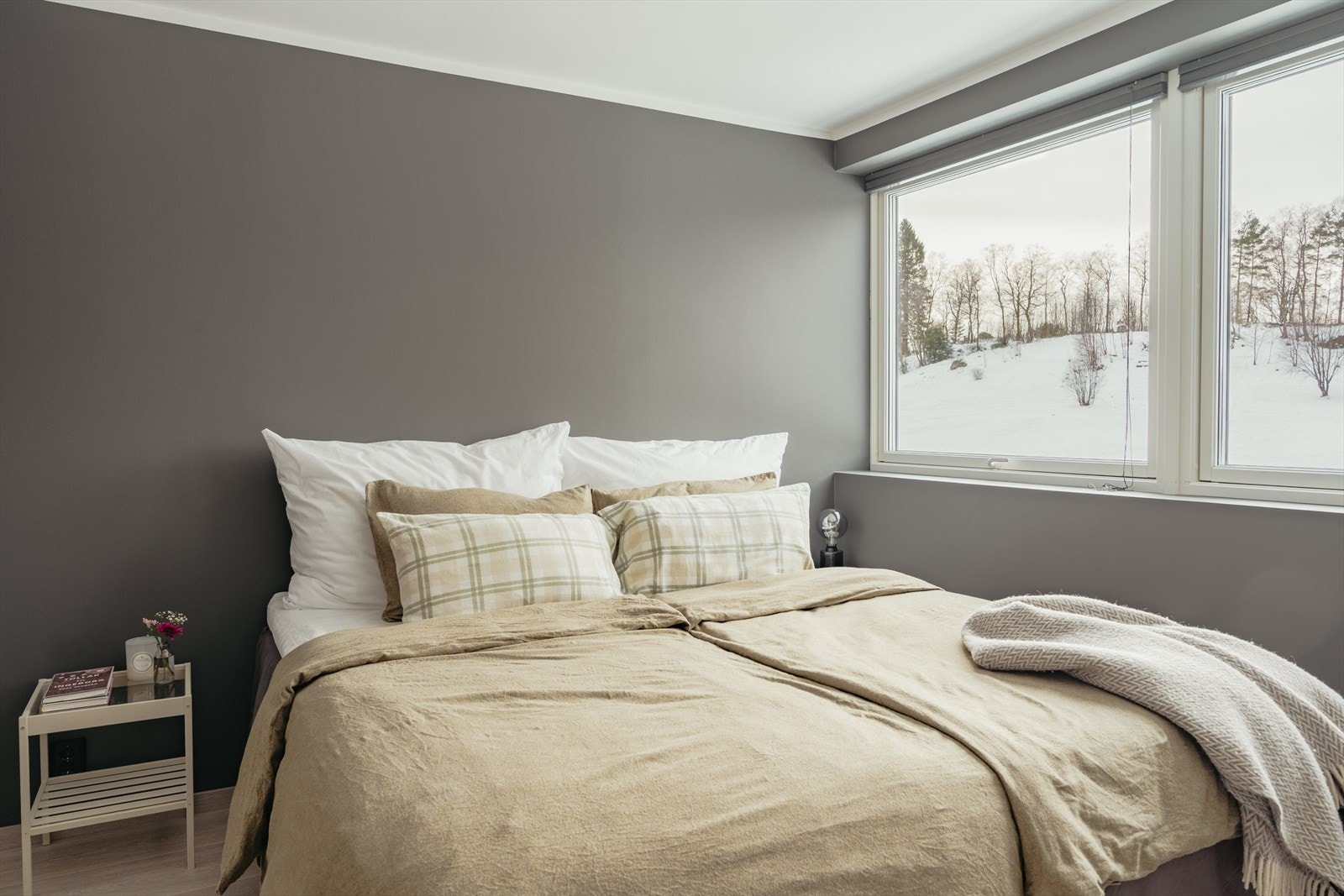 Soverommet gir god plass til dobbeltseng og tilhørende møblement som nattbord og kommode Galleribilde