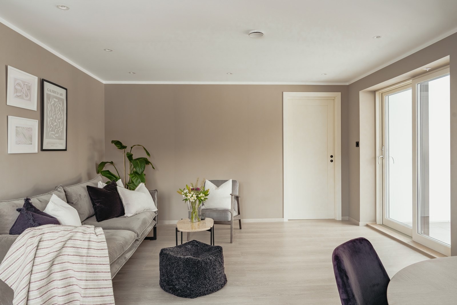 Stuen er malt i en tidsriktig og harmonisk fargetone som fremheves av et flott laminat-gulv. Galleribilde