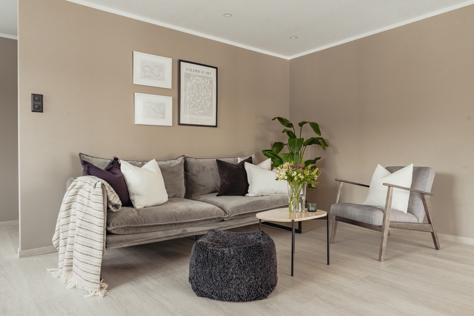 Vi kommer inn i en romslig stue/kjøkkenløsning på hele 32 m² - et naturlig samlingspunkt i boligen. Galleribilde