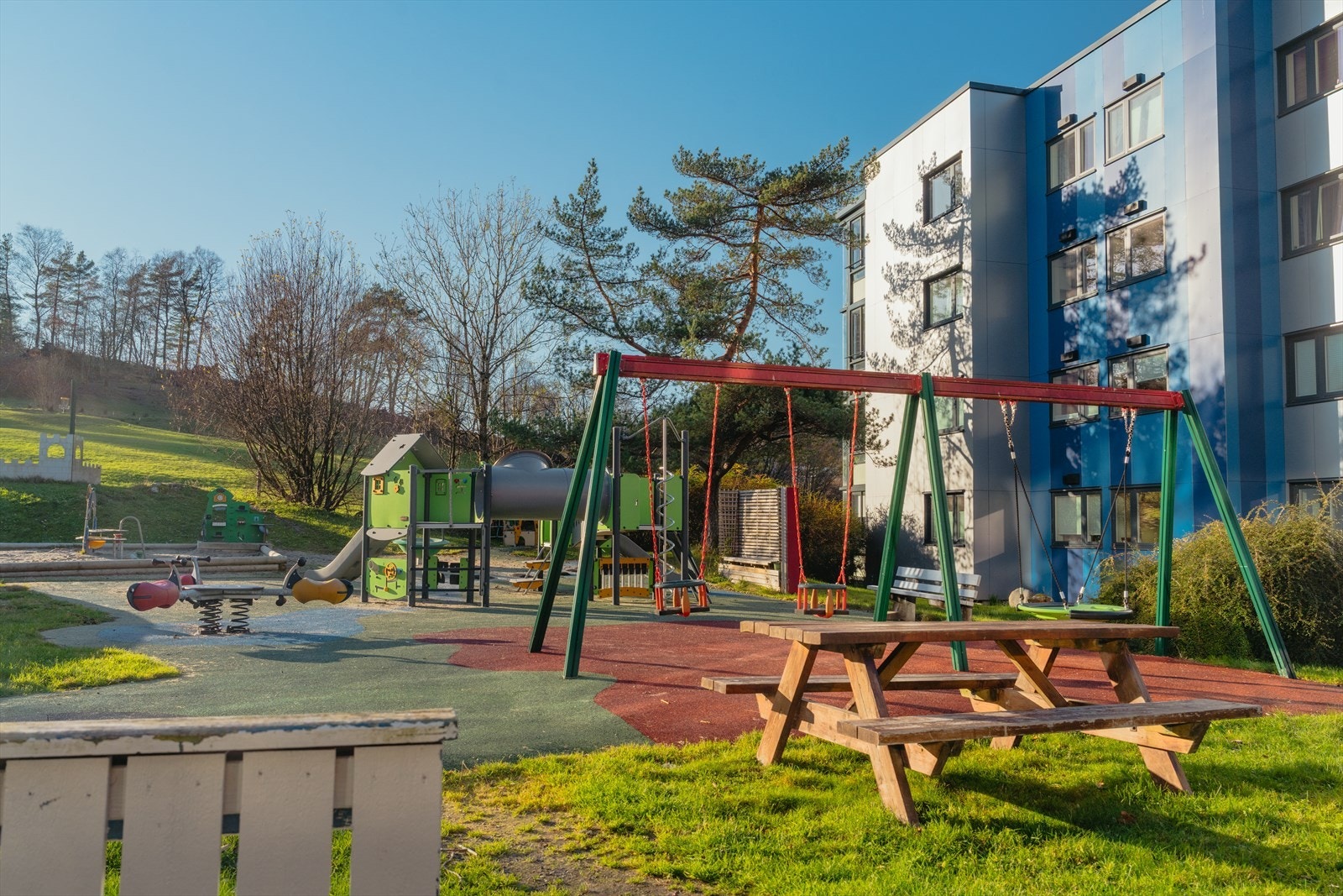 Fra leiligheten er det kort gangavstand til dagligvarebutikk, kollektivtransport og et bredt servicetilbud. Galleribilde