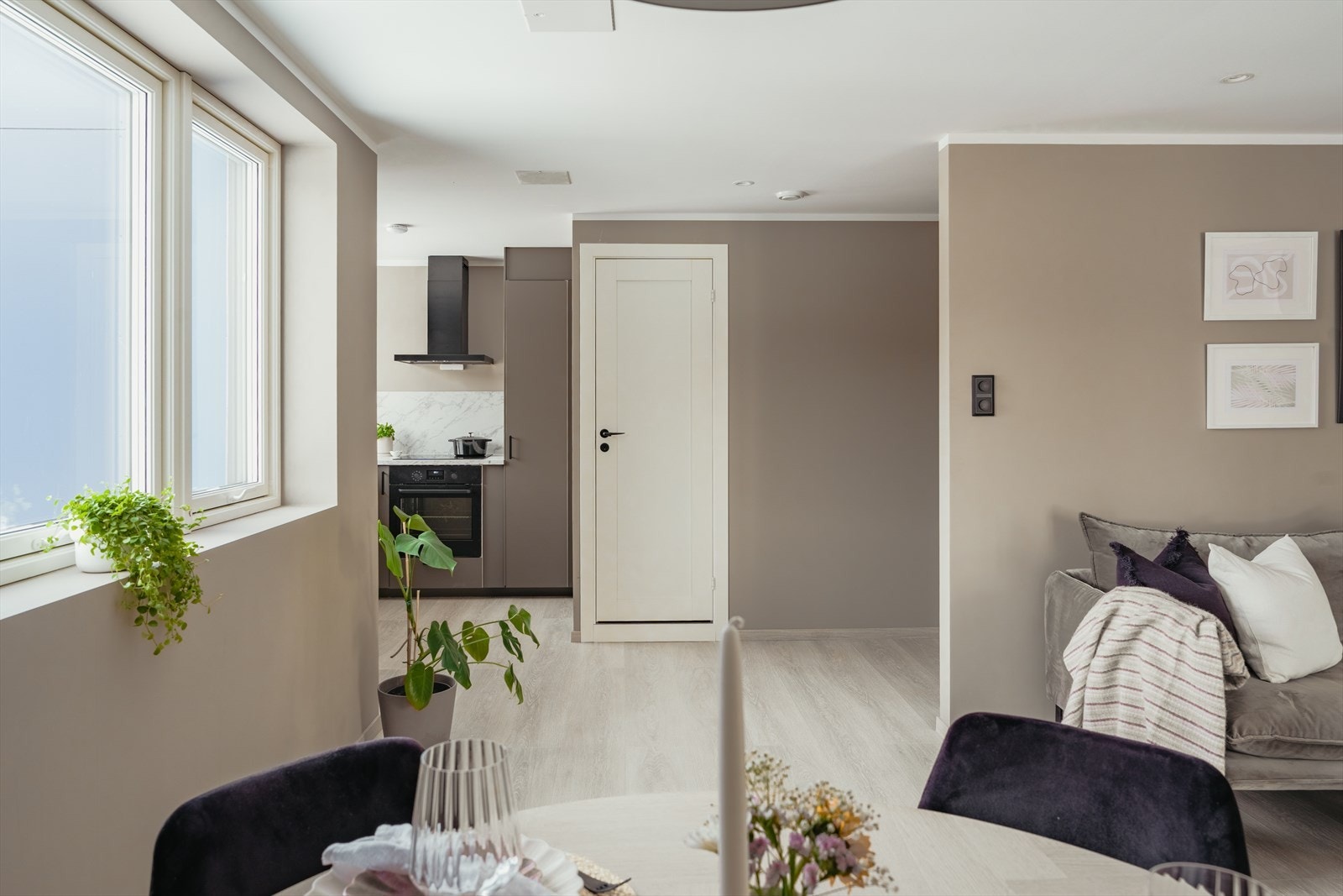 Store vindusflater slipper inn rikelig med naturlig lys og gir rommet en luftig og behagelig atmosfære. Galleribilde