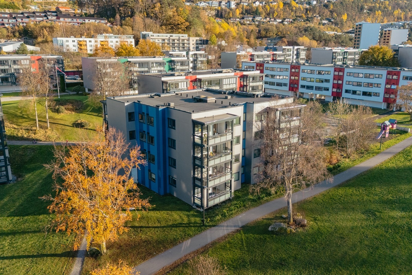 Dag Hammarskjölds vei 41 har en attraktiv og familievennlig beliggenhet i Fyllingsdalen. Her bor du sentralt, samtidig som du har umiddelbar nærhet til flotte naturområder - en sjelden kombinasjon som gir deg det beste av to verdener. Galleribilde