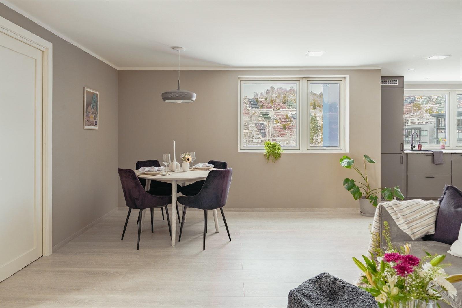 Det er god plass til en spisegruppe mellom stue og kjøkken Galleribilde