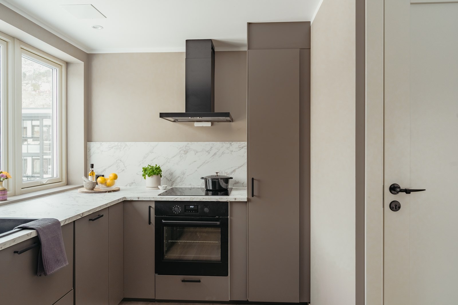 Kjøkkenet er utstyrt med integrerte hvitevarer som kjøl/fryseskap, oppvaskmaskin, platetopp og stekeovn. Galleribilde