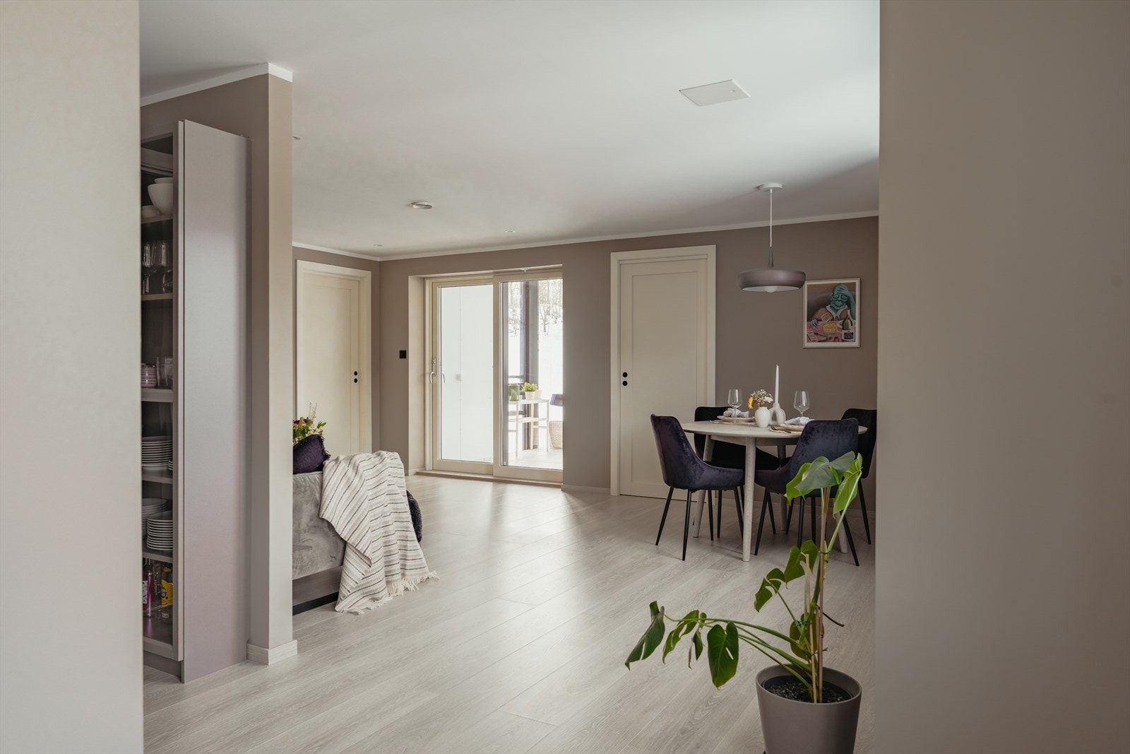 Her er det god plass til både sofagruppe og spiseplass, perfekt for hyggelige sammenkomster med familie og venner. Galleribilde