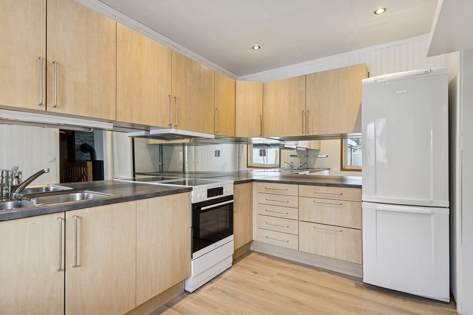 Kjøkken - godt med skapplass Galleribilde