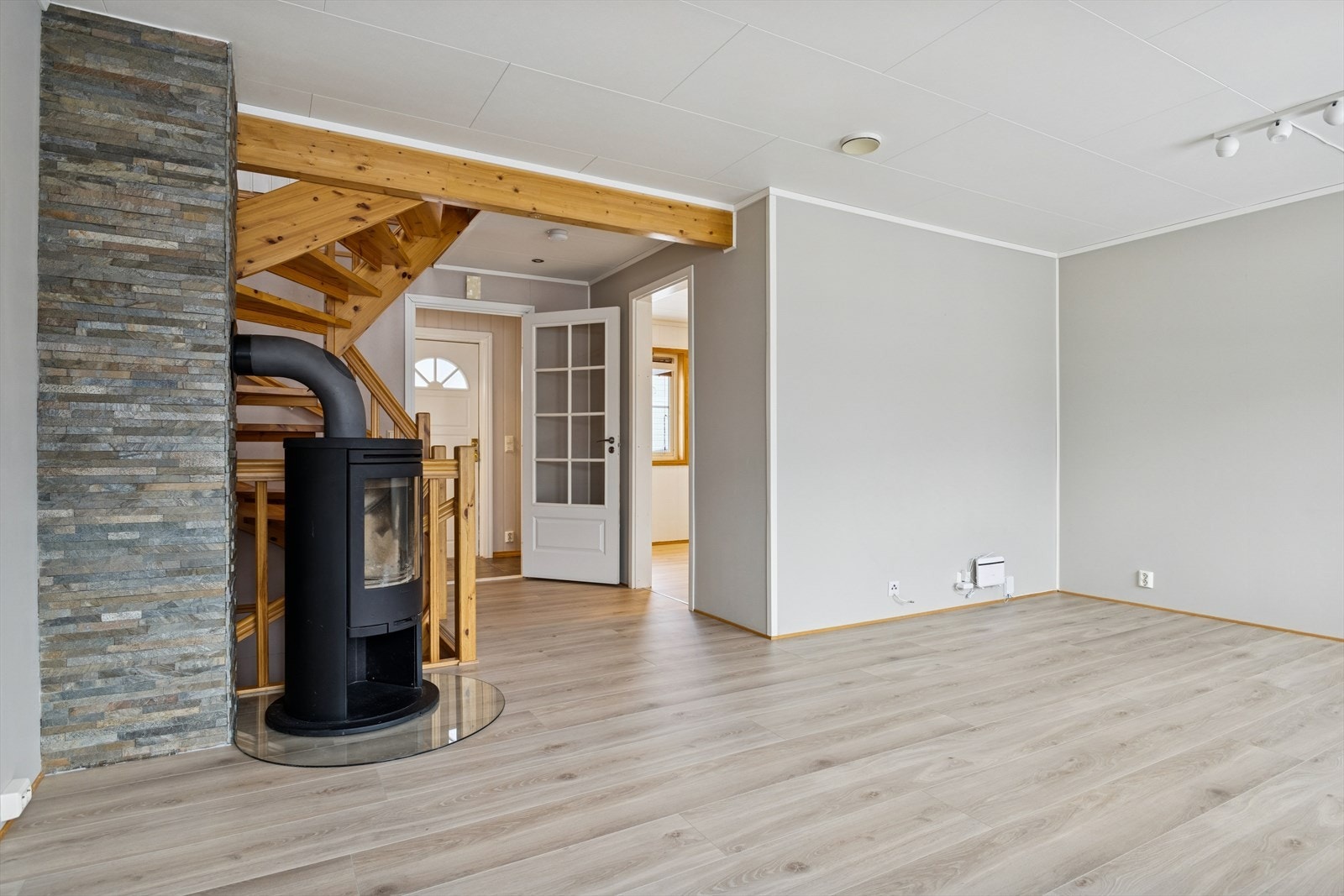 Stue med vedovn Galleribilde