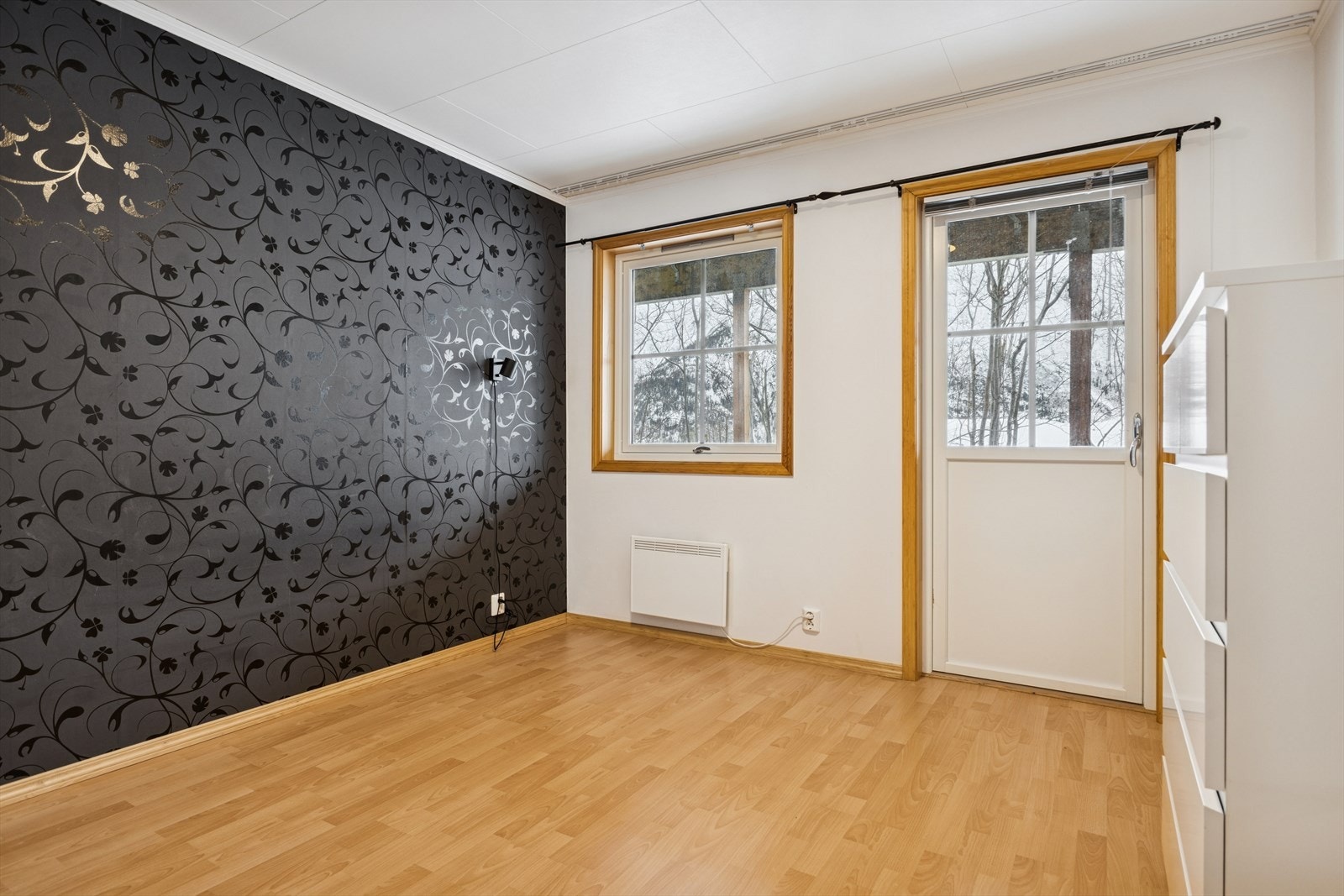 Soverom i underetasje med utgang til platt Galleribilde