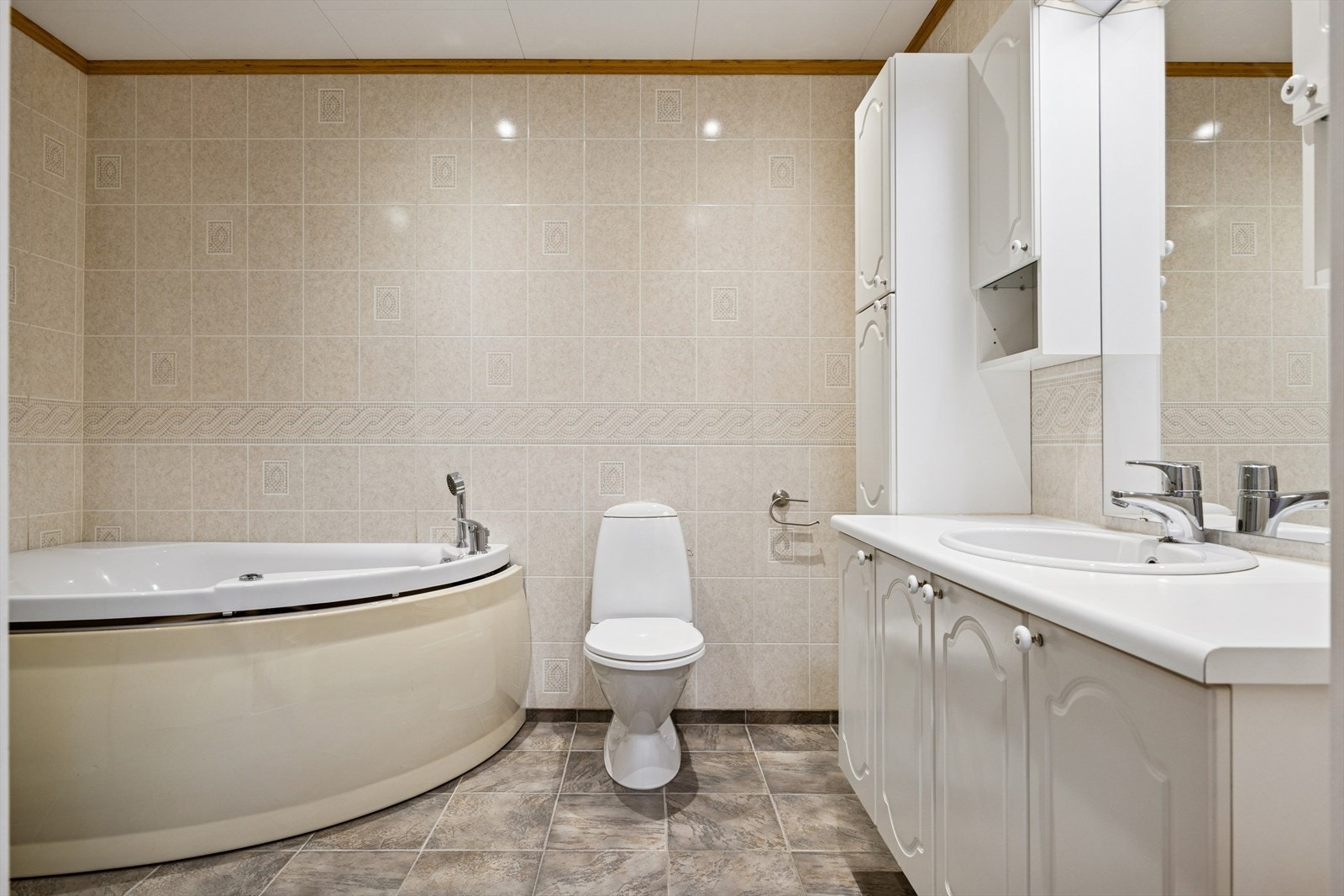 Bad med hjørnebadekar Galleribilde