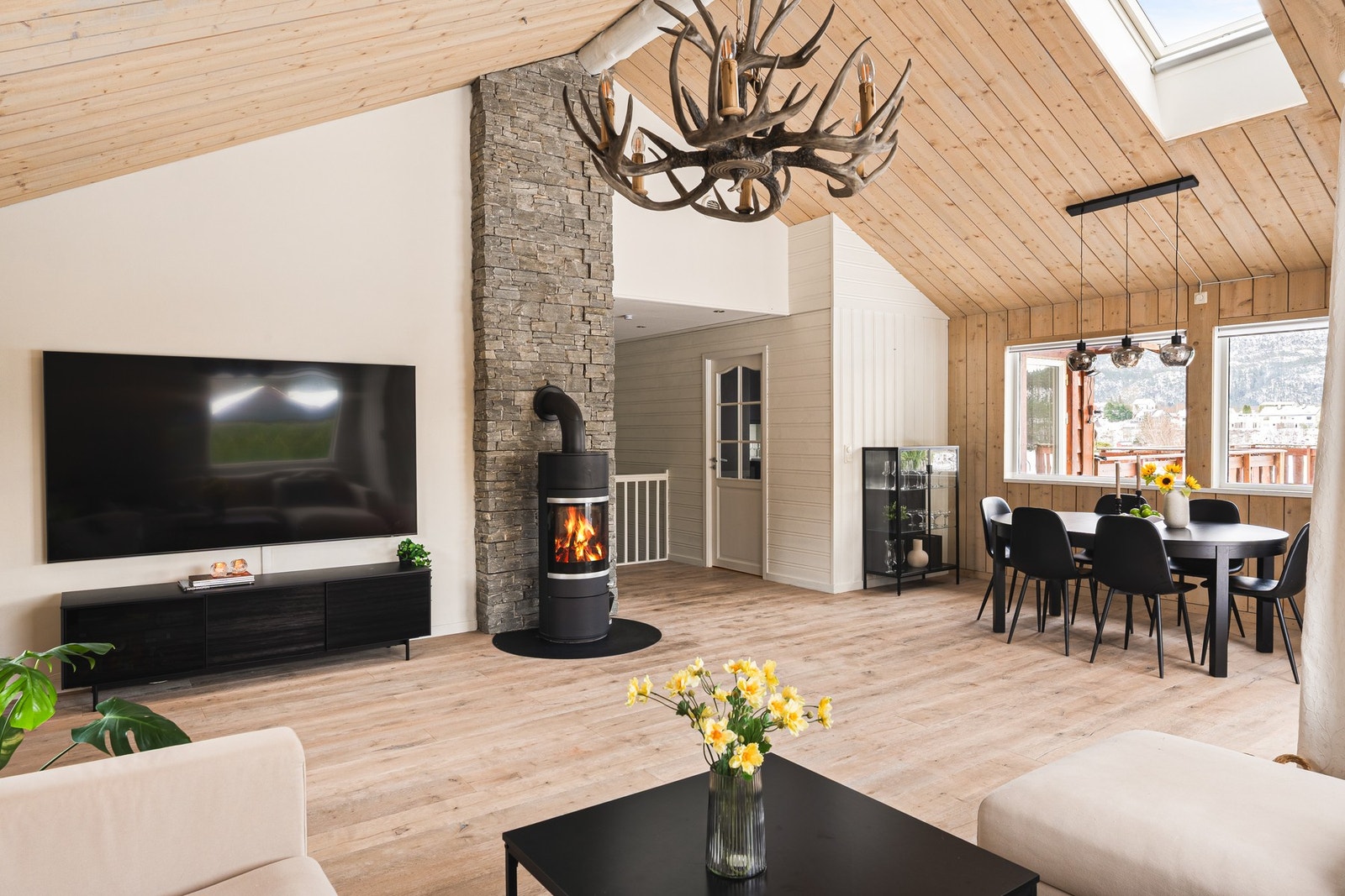 Stuen deles naturlig inn i flere sosiale soner hvor du kan enkelt møblere etter eget ønske. Galleribilde