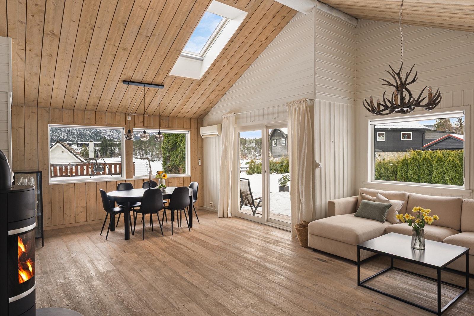 Boligen har en flott og romslig stue med svært god takhøyde og lekre detaljer. Galleribilde