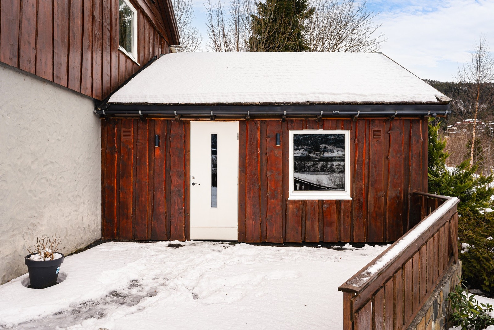 Egen inngang til et svært romslig anneks som i 2025 ble omgjort til et trimrom. Galleribilde