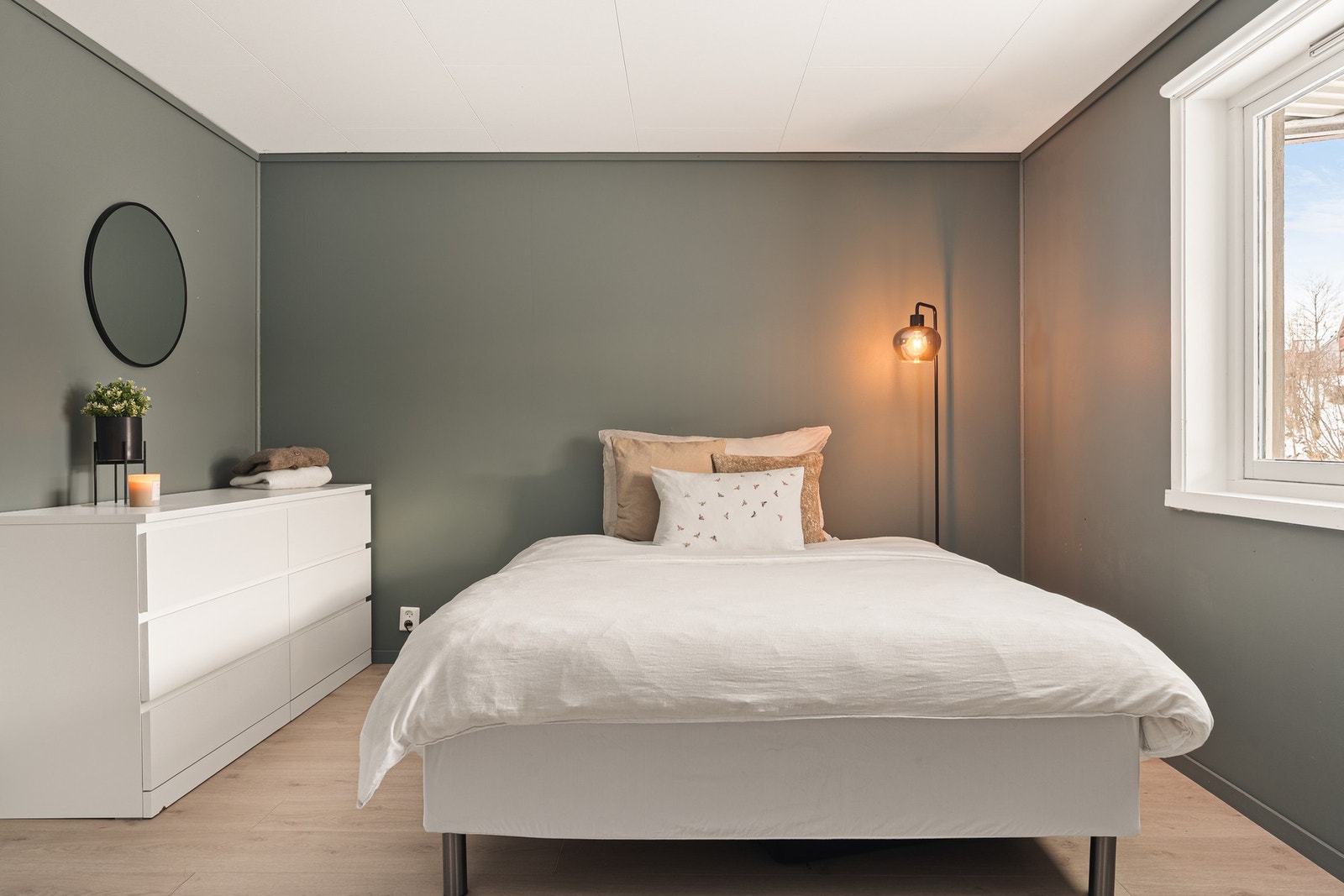 Rommet er malt i en behagelig farge og har plass til dobbeltseng, nattbord på hver side og garderobe. Galleribilde