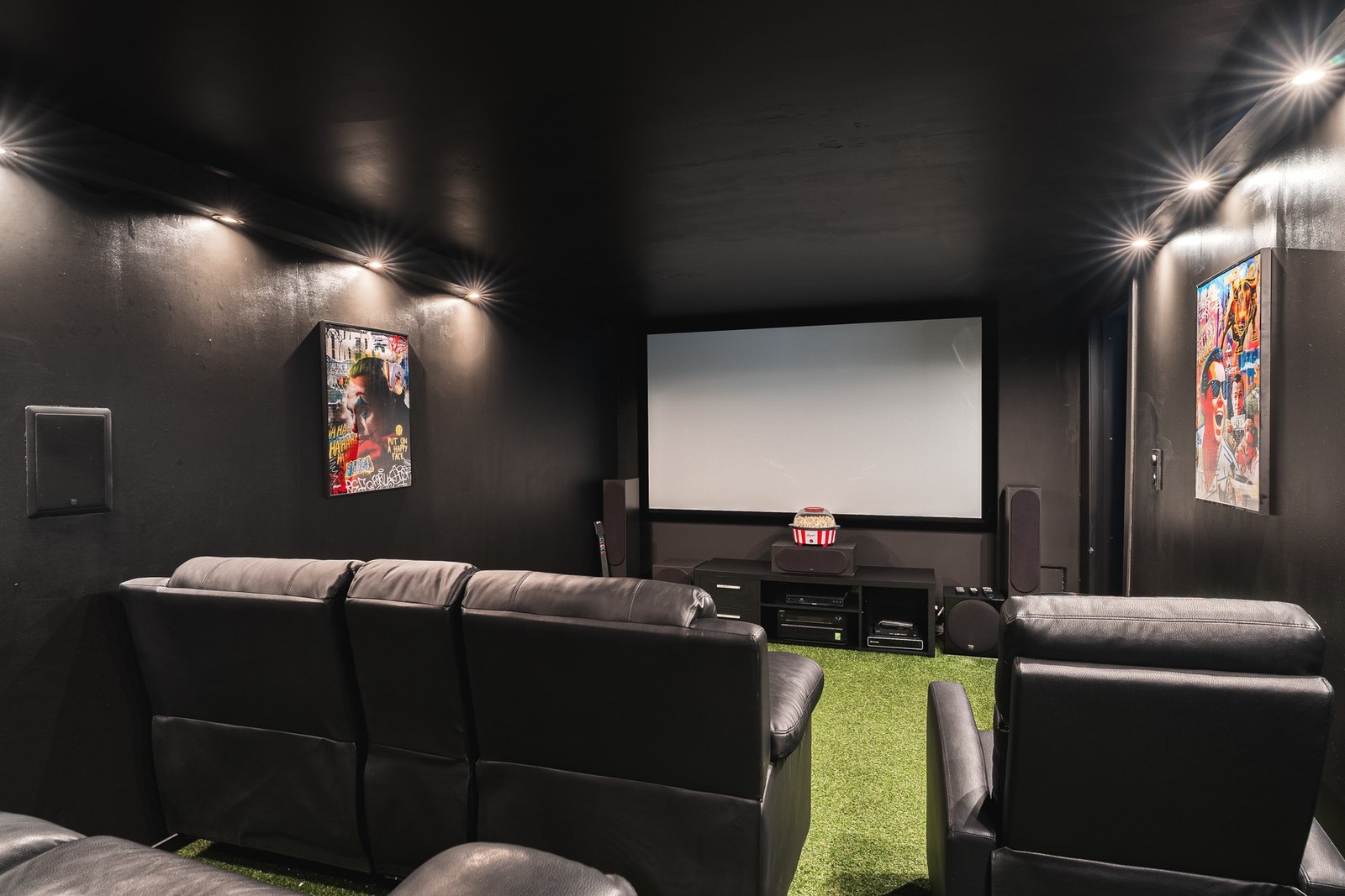 Eneboligen har sin egen fløy hvor man kan nyte film med barna eller fotballkamp med venner. Galleribilde