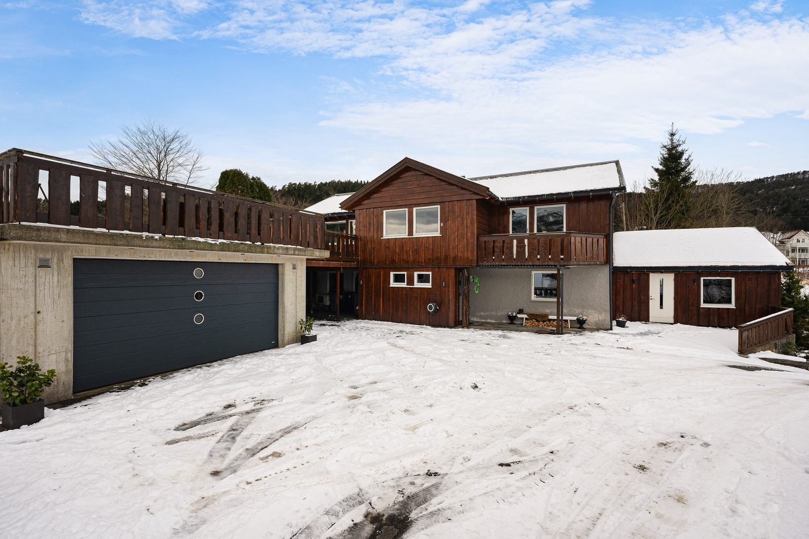 Dette er en stor enebolig på 292 kvm med garasje og anneks. Galleribilde