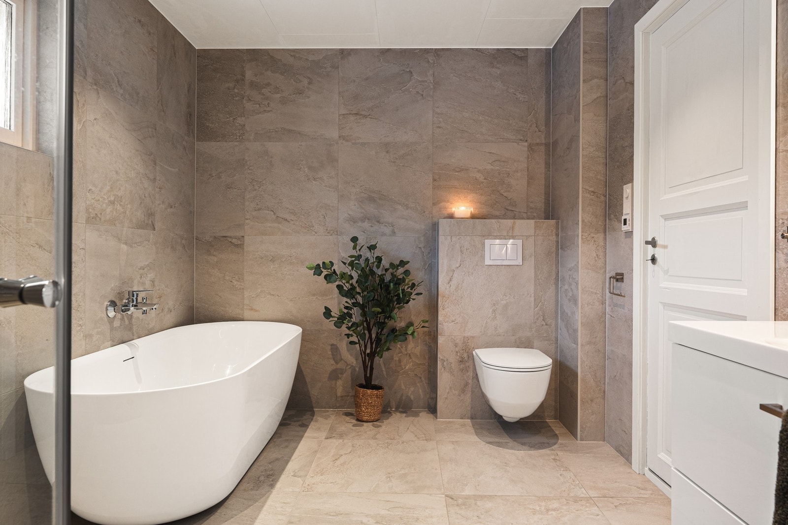 Badet på 8,3 kvm ble pusset opp i 2024 og er innredet med dusj, badekar, vegghengt toalett og baderomsinnredning. Galleribilde