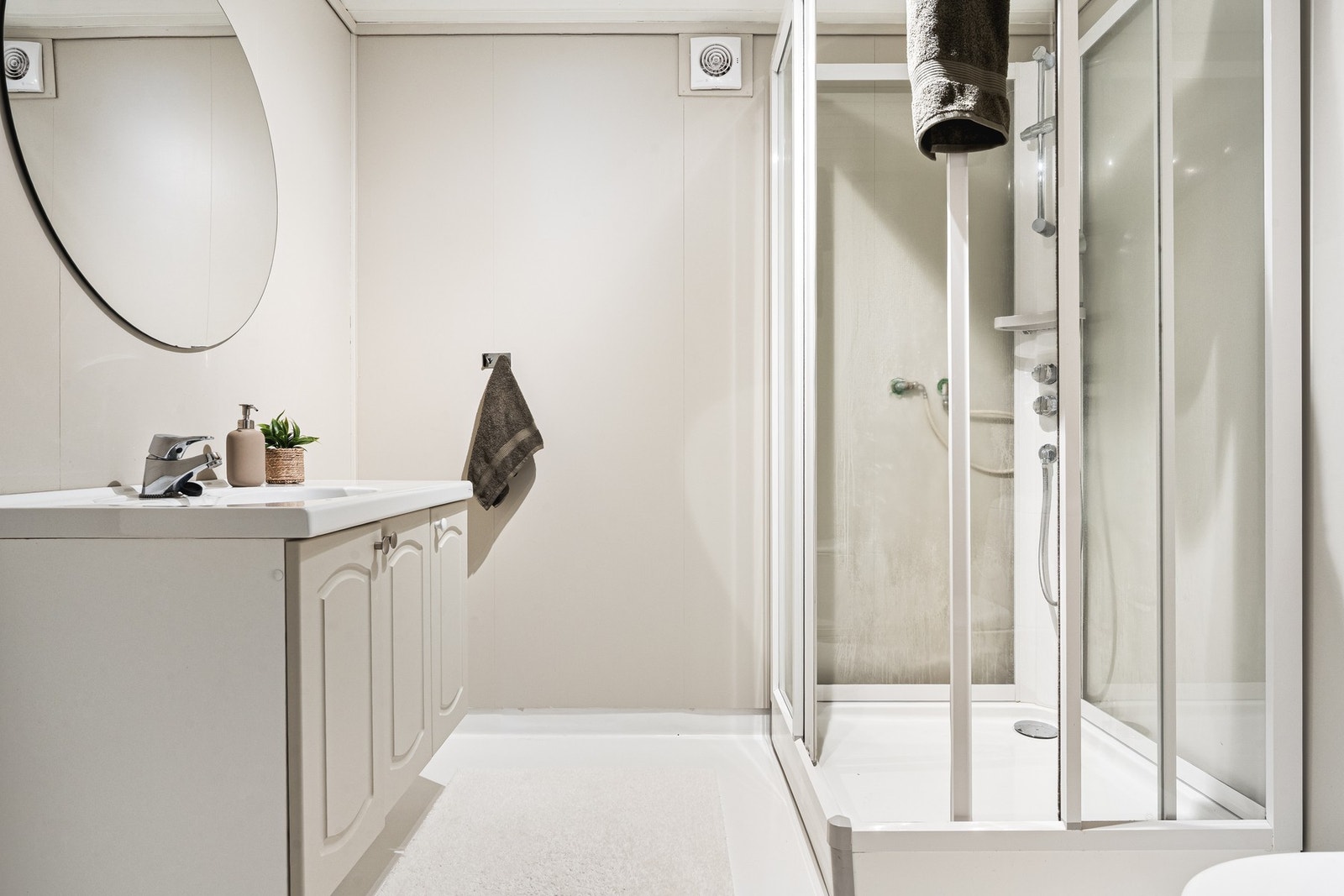 Badet i underetasjen har gulvvarme, gulvstående toalett, baderomsinnredning og dusjkabinett. Galleribilde