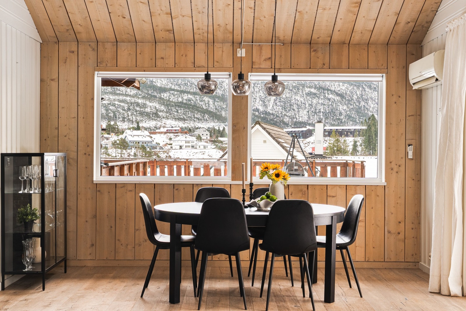 Her kan du nyte en bedre middag med familien eller morgenkaffien med flott utsikt. Galleribilde