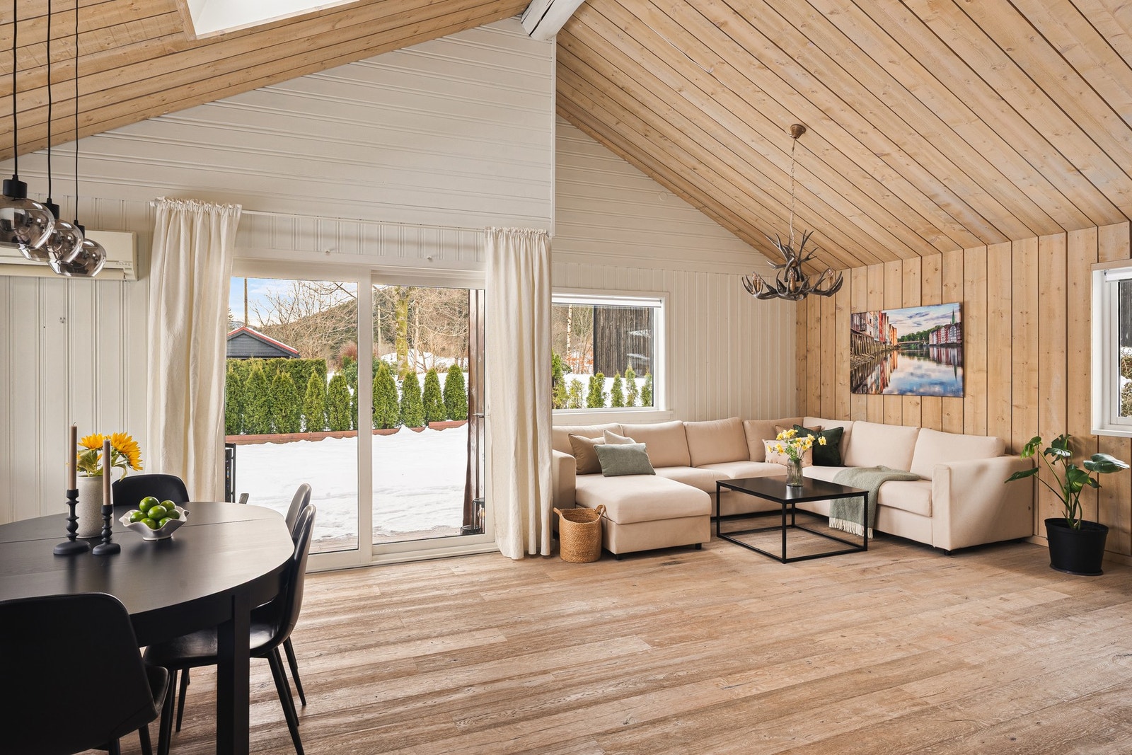 Fra stuen er det utgang til en solrik og romslig altan som strekker seg rundt halve huset. Galleribilde