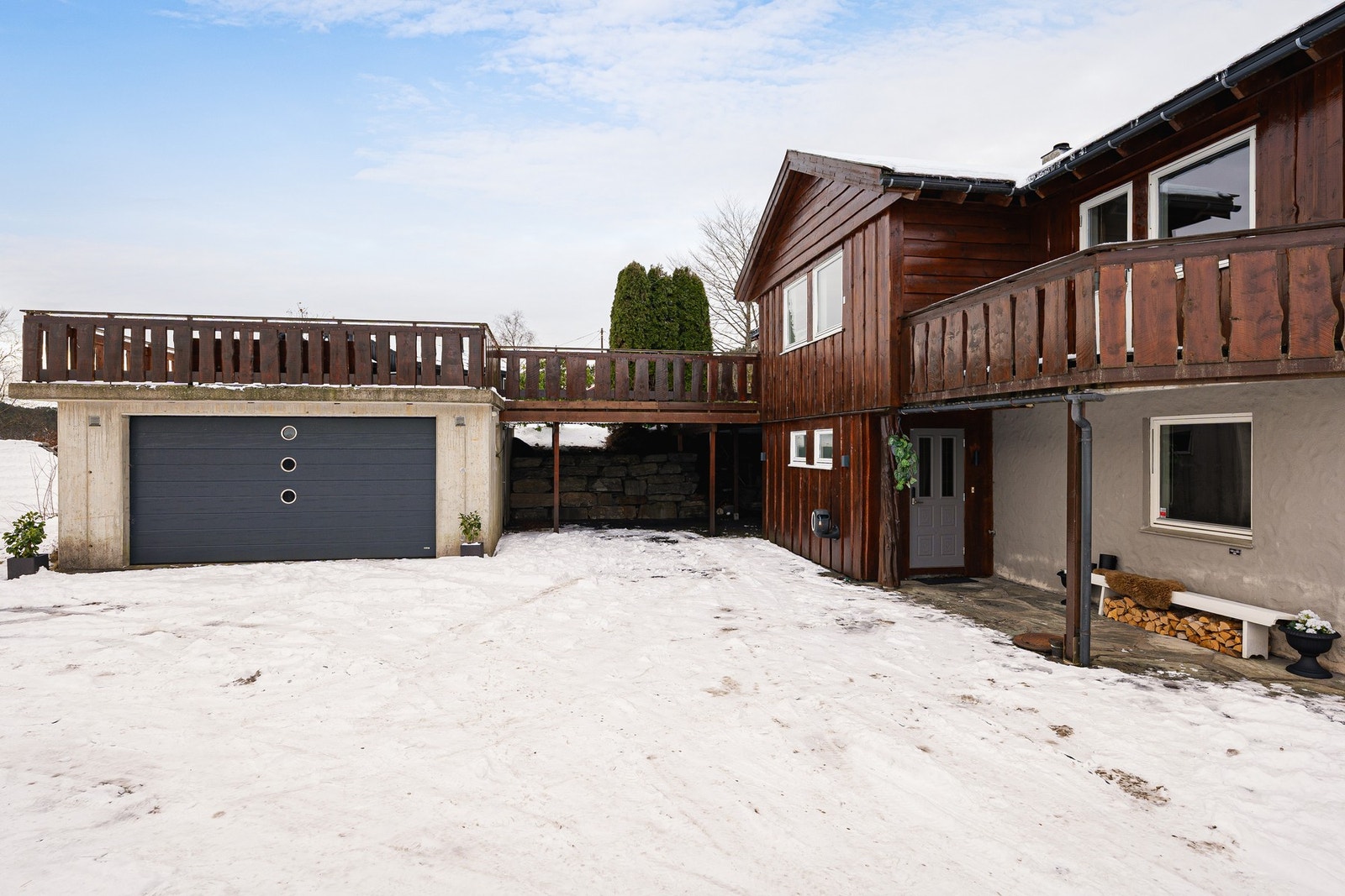 De har svært god parkering både ute i oppkjørselen og i garasjen. Galleribilde