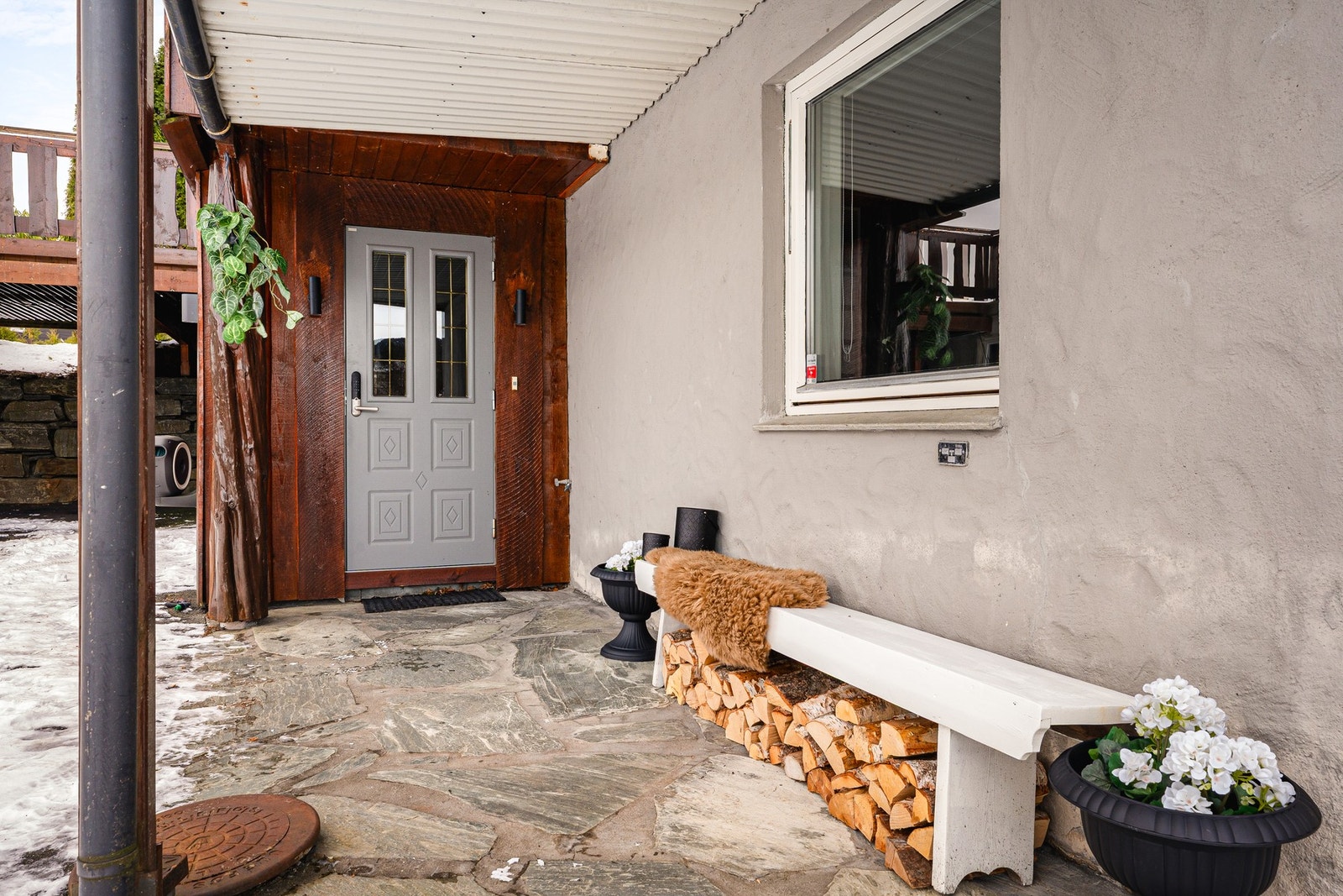 Inngangen til 1.etasje er prydet med flott skiferstein. Galleribilde