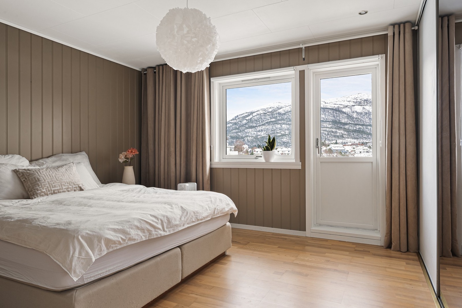 Hovedsoverommet er romslig med god plass til en stor seng og har egen utgang til balkong. Galleribilde