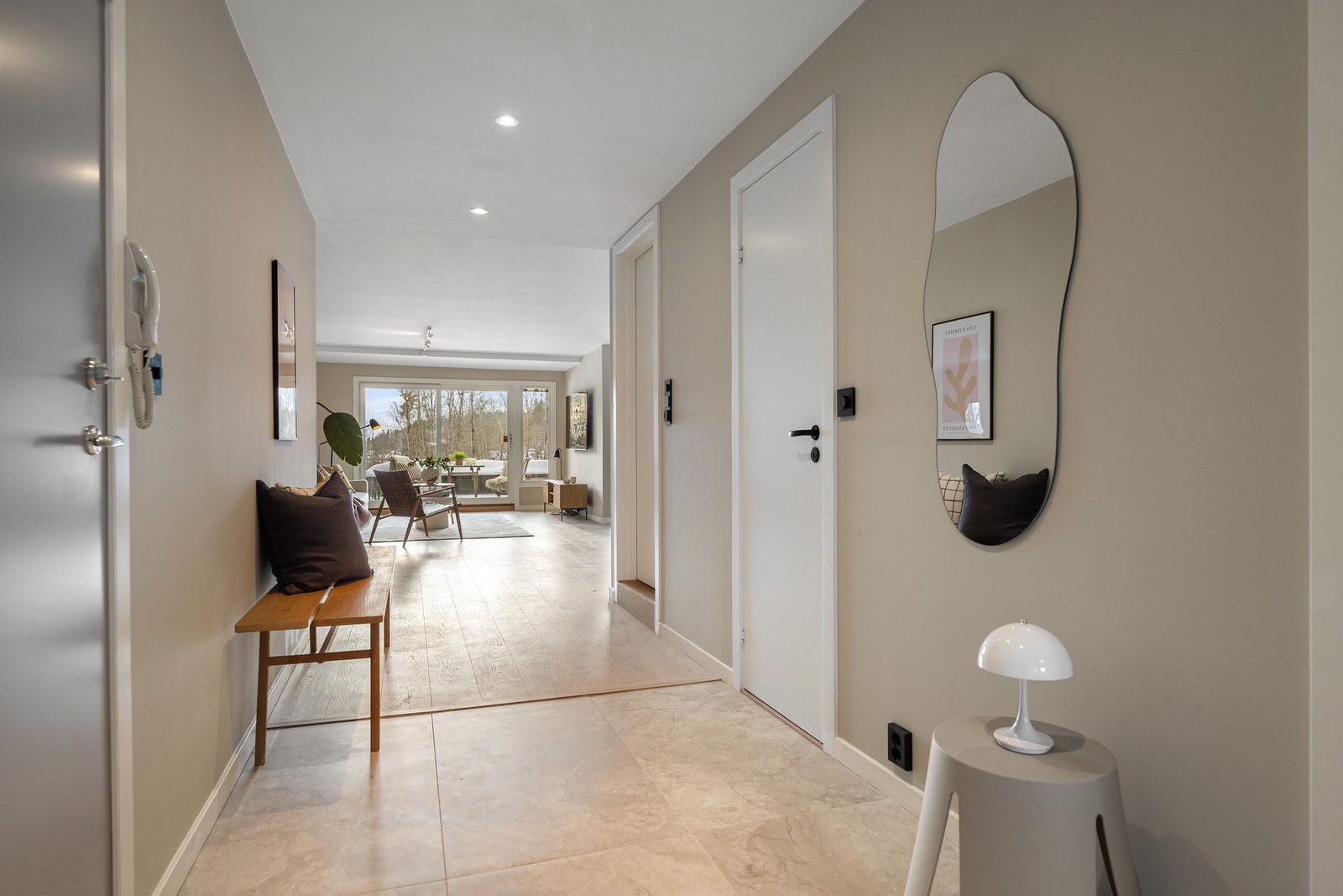 Det er praktisk, flislagt entrégulv og downlights i himling Galleribilde