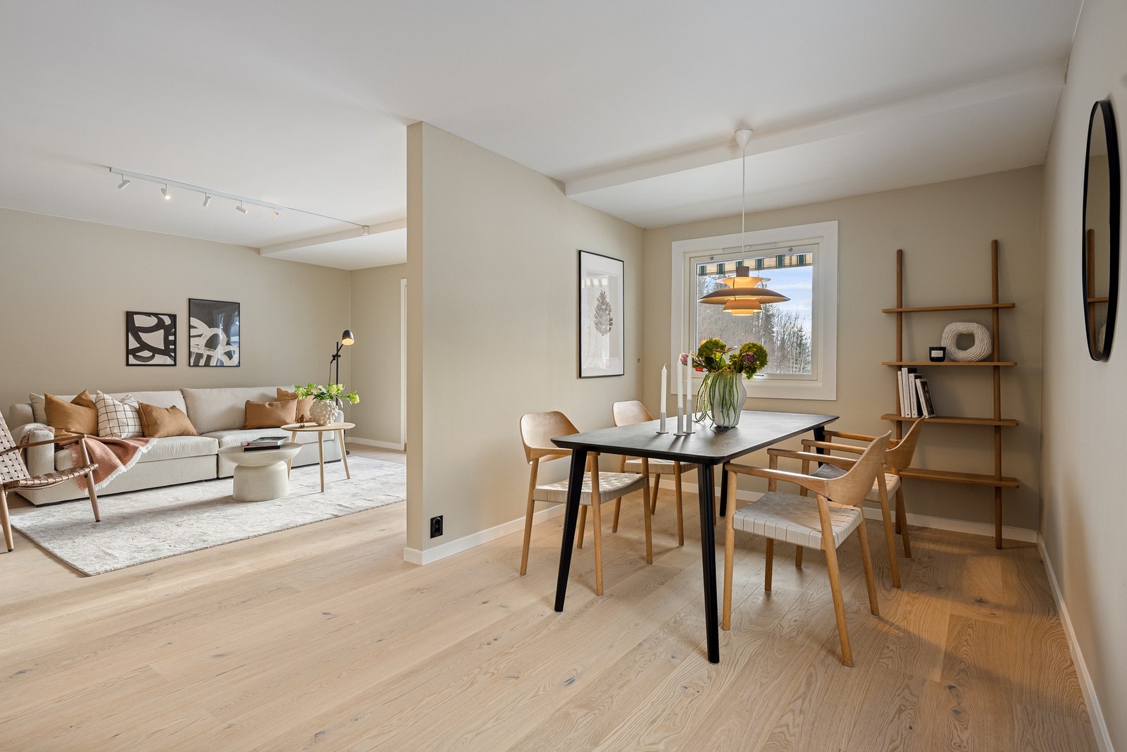 Opprinnelig var det separat stue og to soverom, nå er det stor stue med spisestuedel og åpen kjøkkenløsning Galleribilde