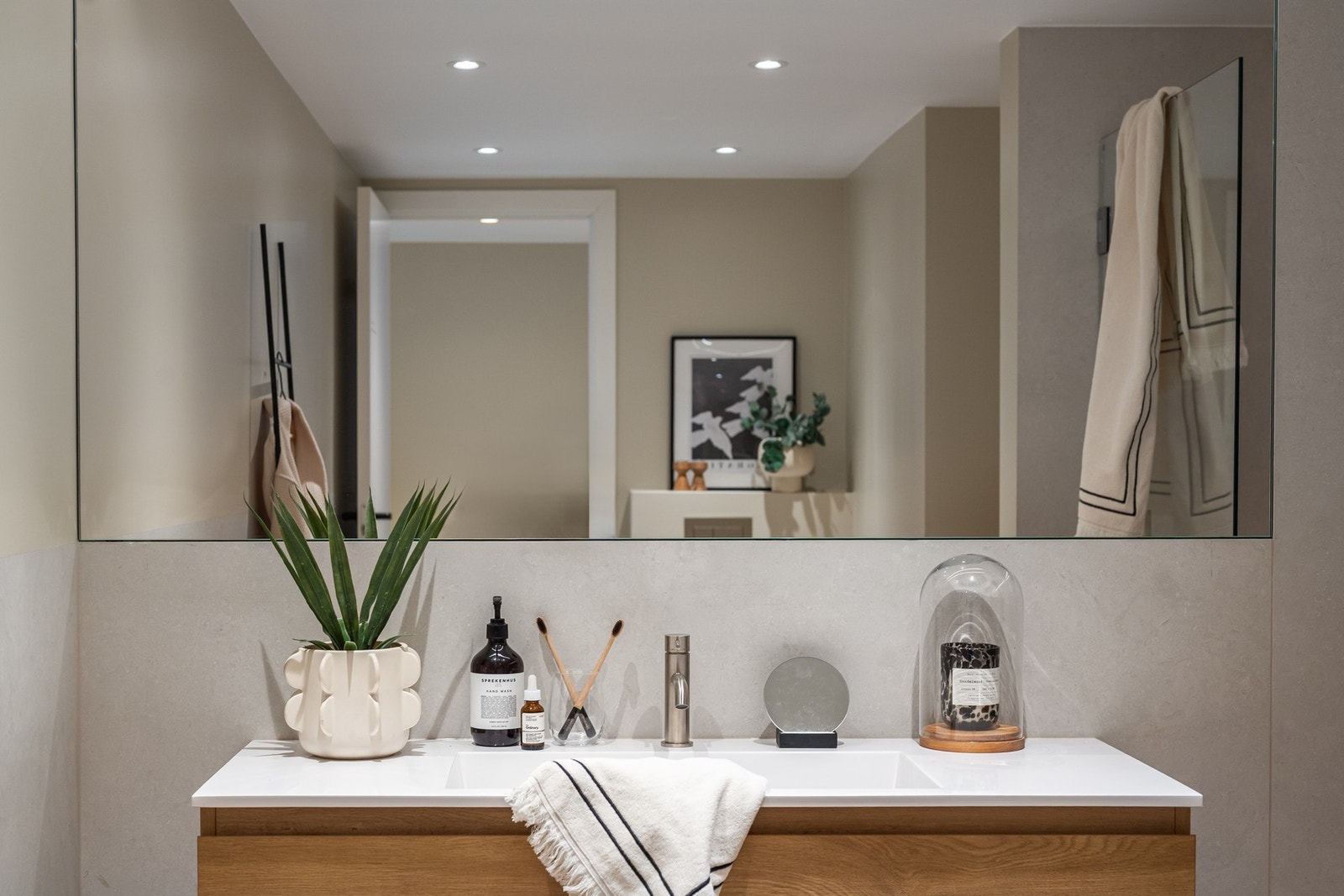 Innmuret speil og flott baderomsmøblement Galleribilde