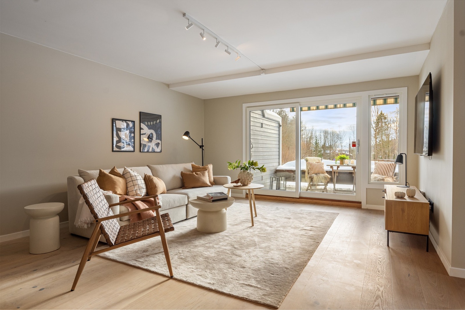 En nyoppusset og tiltalende 4-roms leilighet med to uteplasser og moderne standard Galleribilde