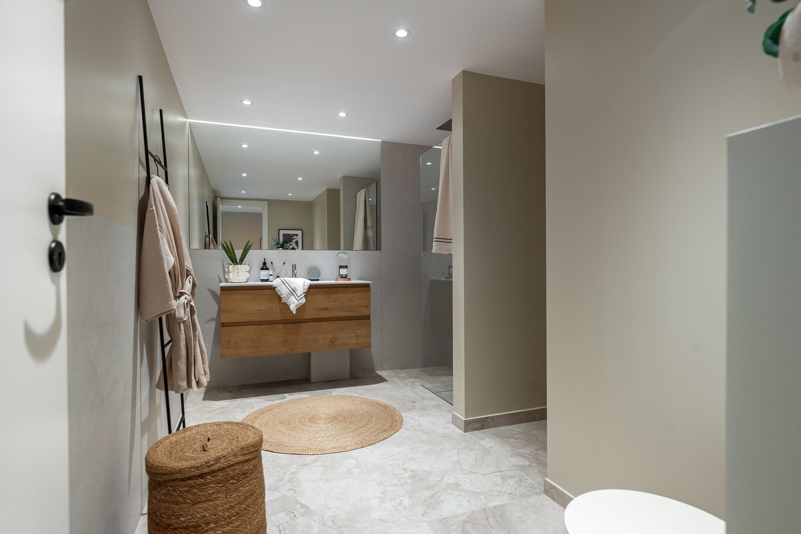 Badet er utvidet og nybygget i 2025/2026 og har stor dusjnisje samt nisje for vaskemaskin Galleribilde