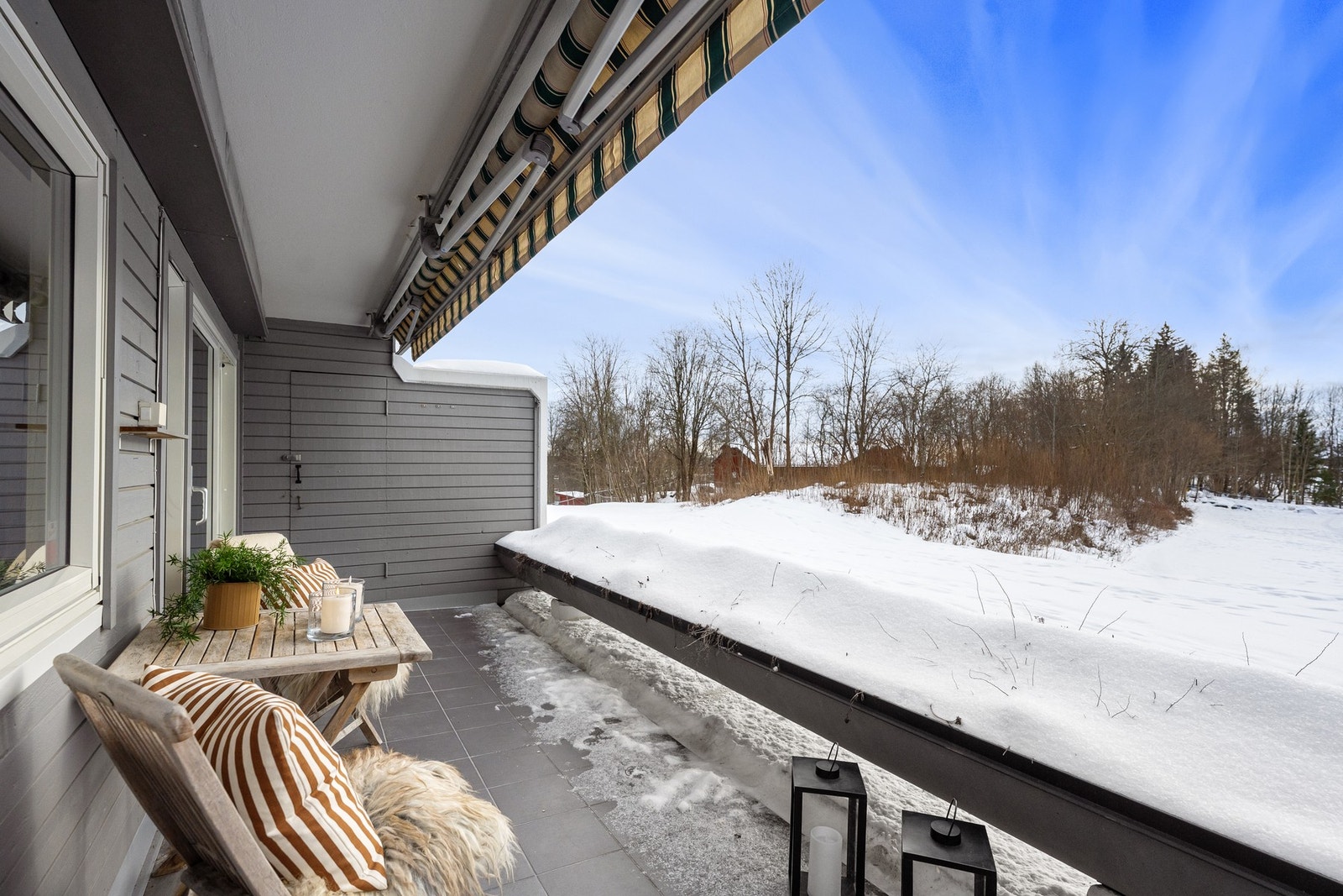 Fra balkongen er det fritt utsyn mot sameiets grønne fellesarealer Galleribilde