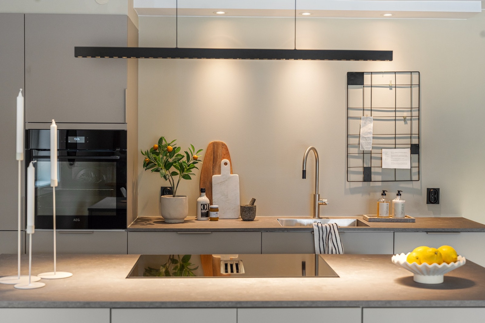 Det store kjøkkenøyen tilfører mye god arbeidsplass på kjøkkenet Galleribilde