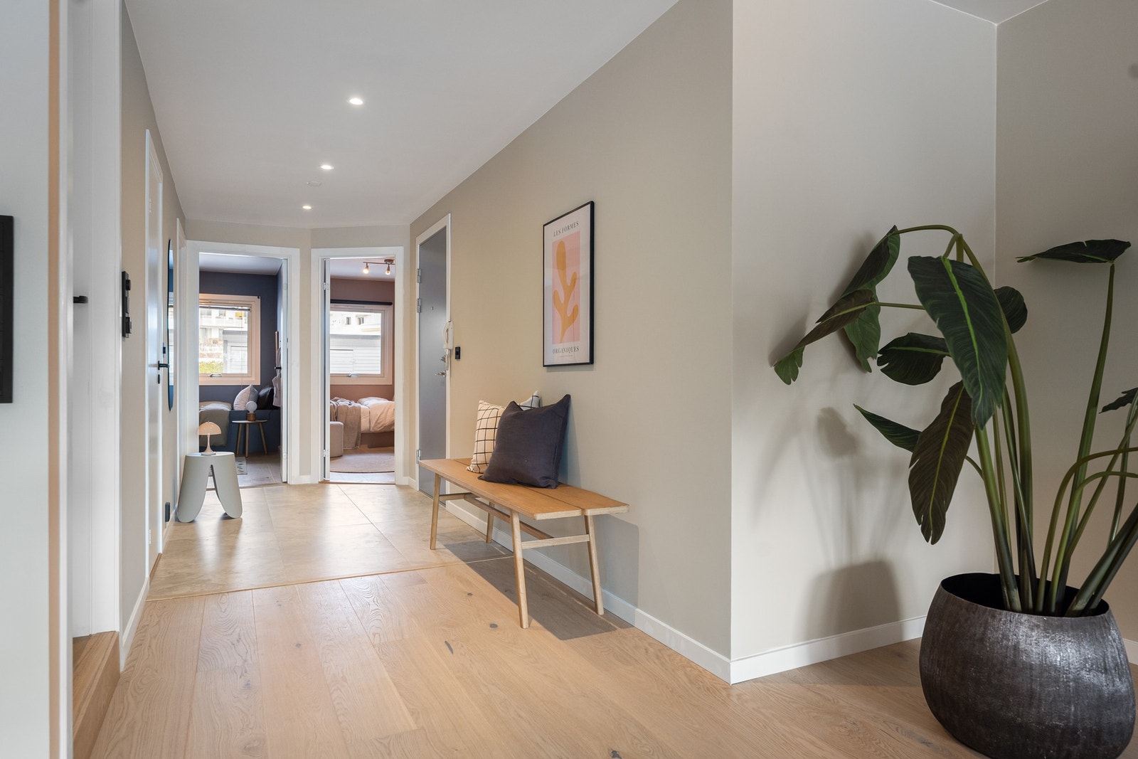 En lys og åpen entré knytter boligen sammen på en god måte Galleribilde