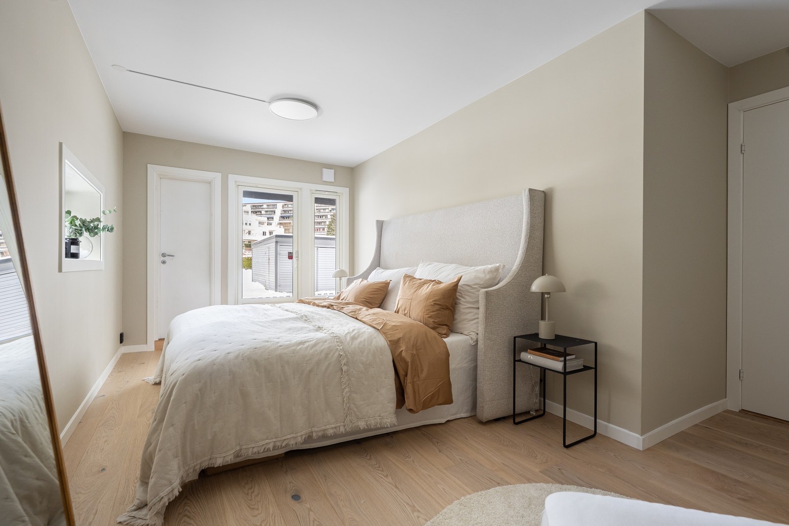 Stort hovedsoverom (opprinnelig kjøkken) med utgang til hage og tilgang på bod Galleribilde